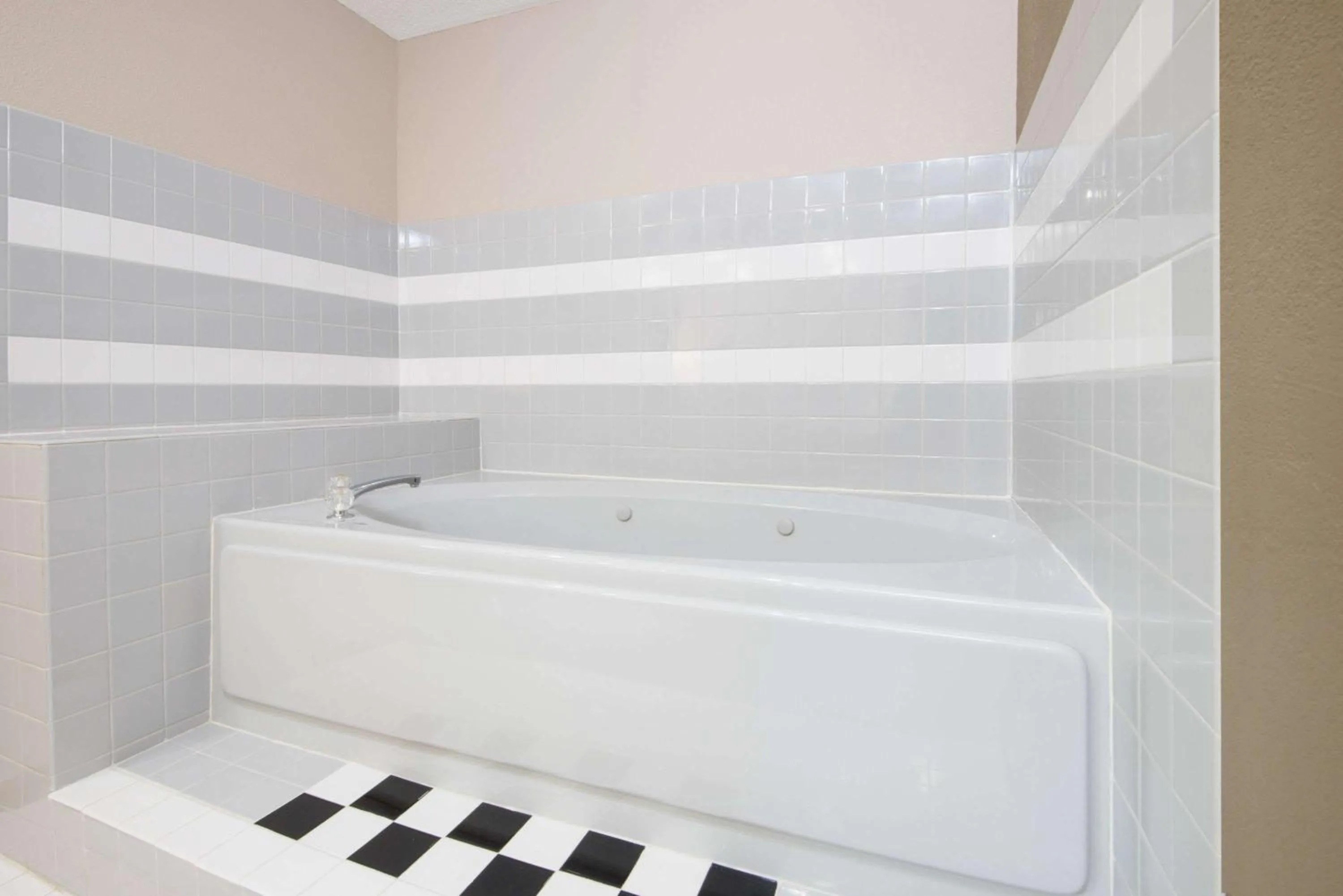 King Studio Suite - Non-Smoking in Super 8 by Wyndham Knoxville