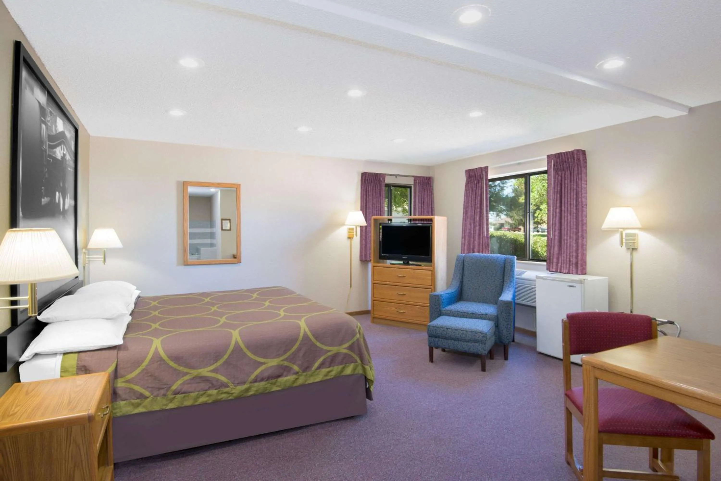 King Room- Non-Smoking in Super 8 by Wyndham Knoxville