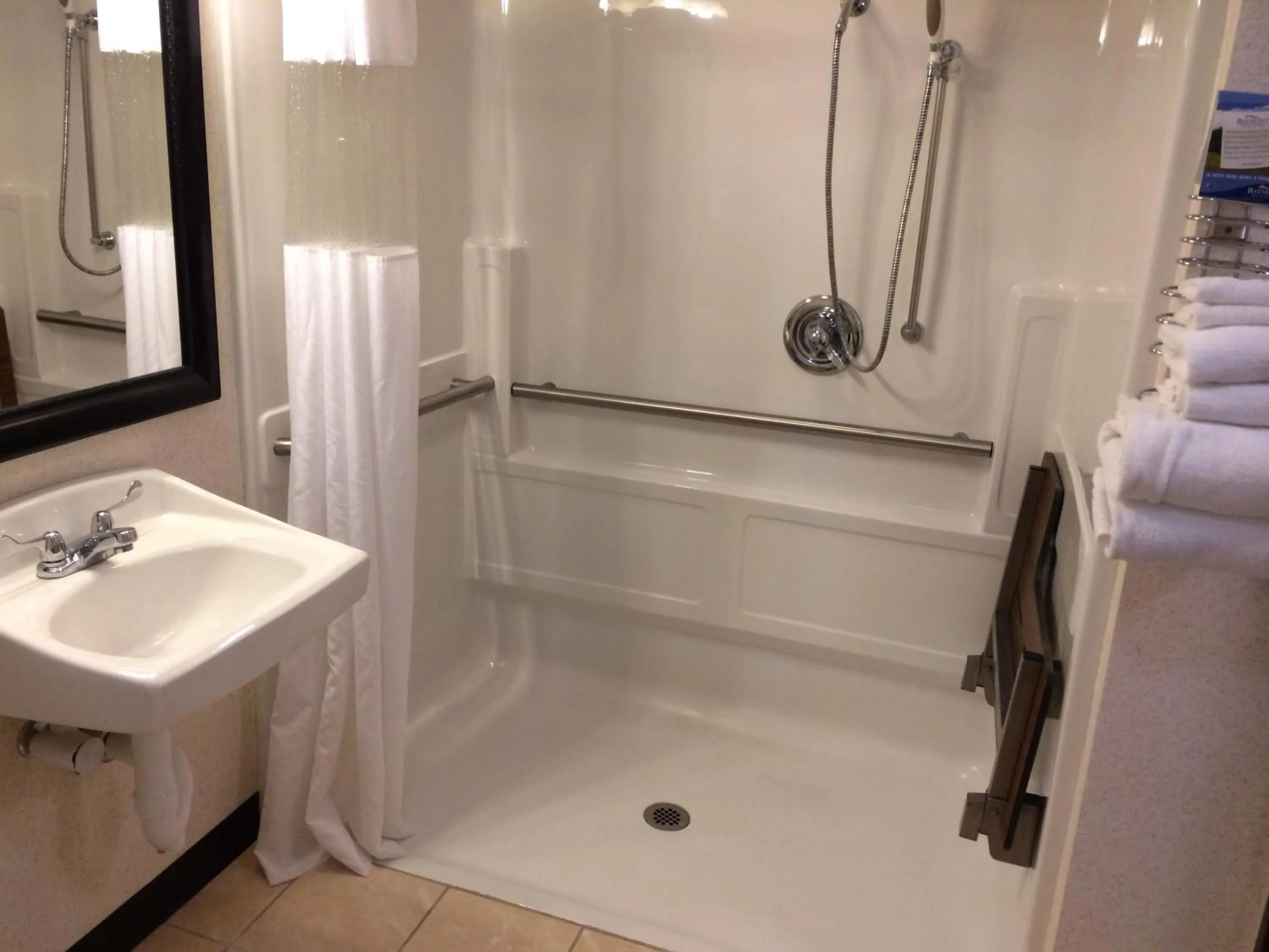 Queen Room - Mobility Access/Non-Smoking in Baymont by Wyndham Pella