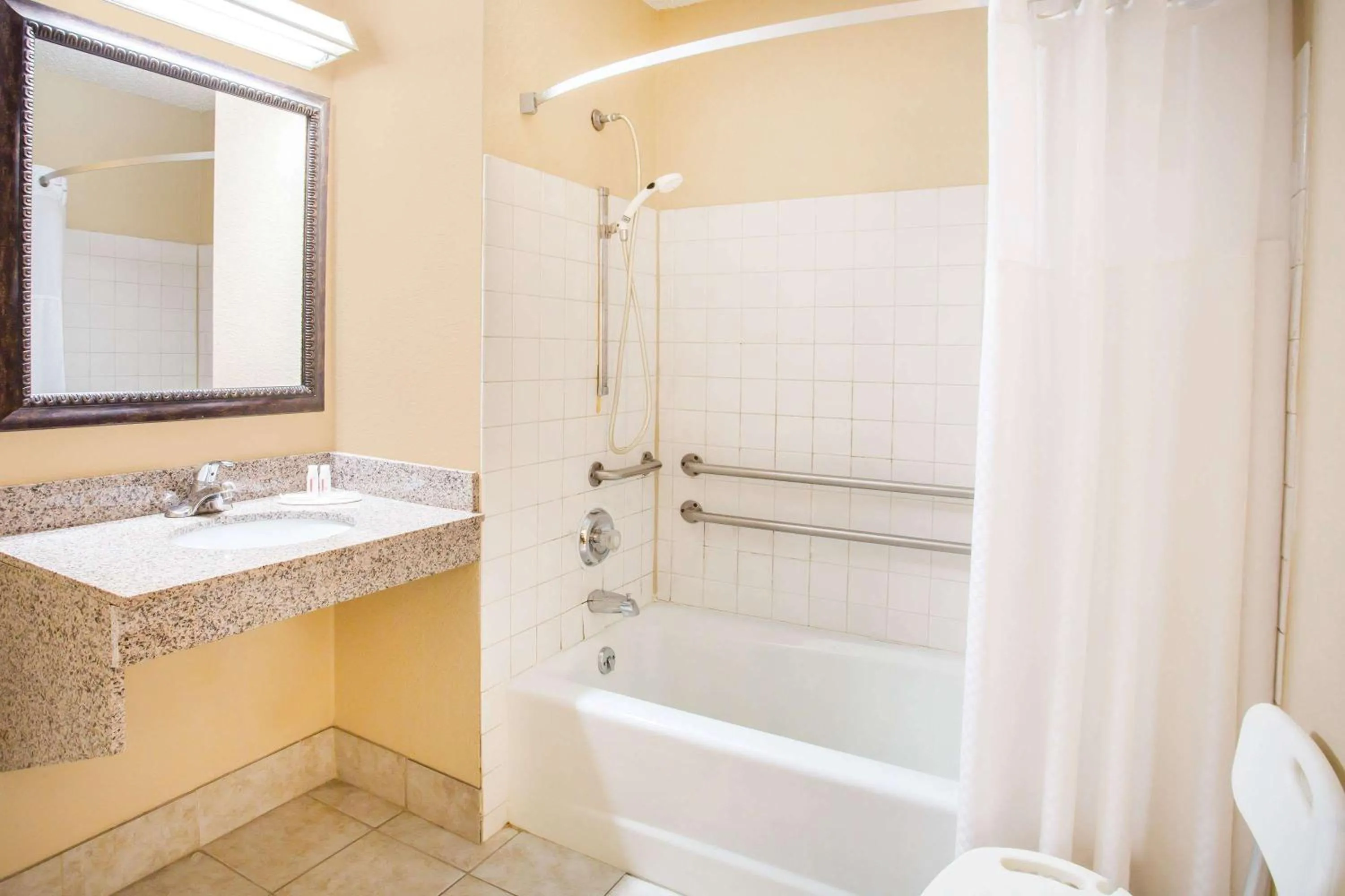 Queen Room with Bath Tub - Mobility Accessible/Non-Smoking in Super 8 by Wyndham Harrisonburg
