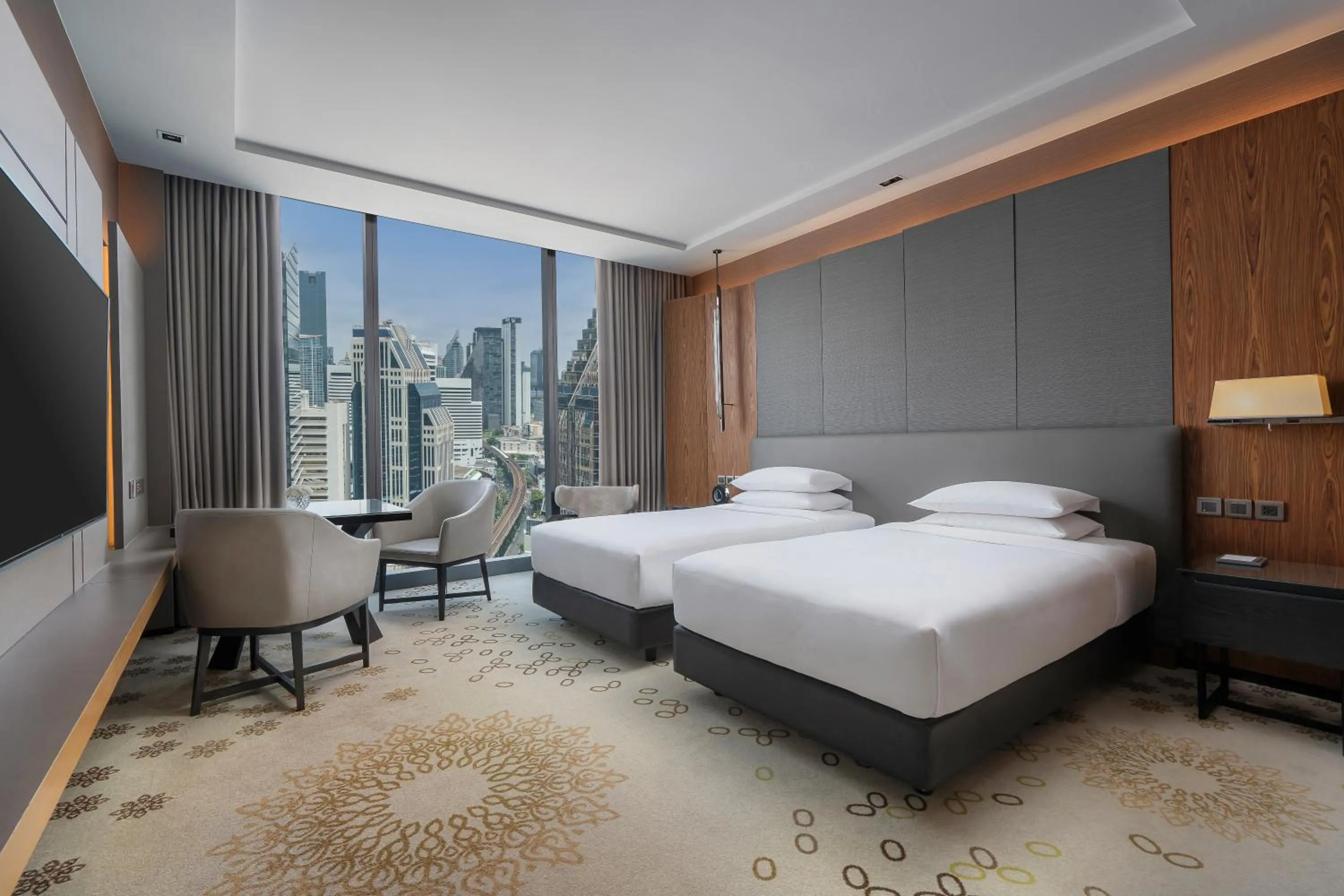 Twin Room with City View - Club Access in Hyatt Regency Bangkok Sukhumvit