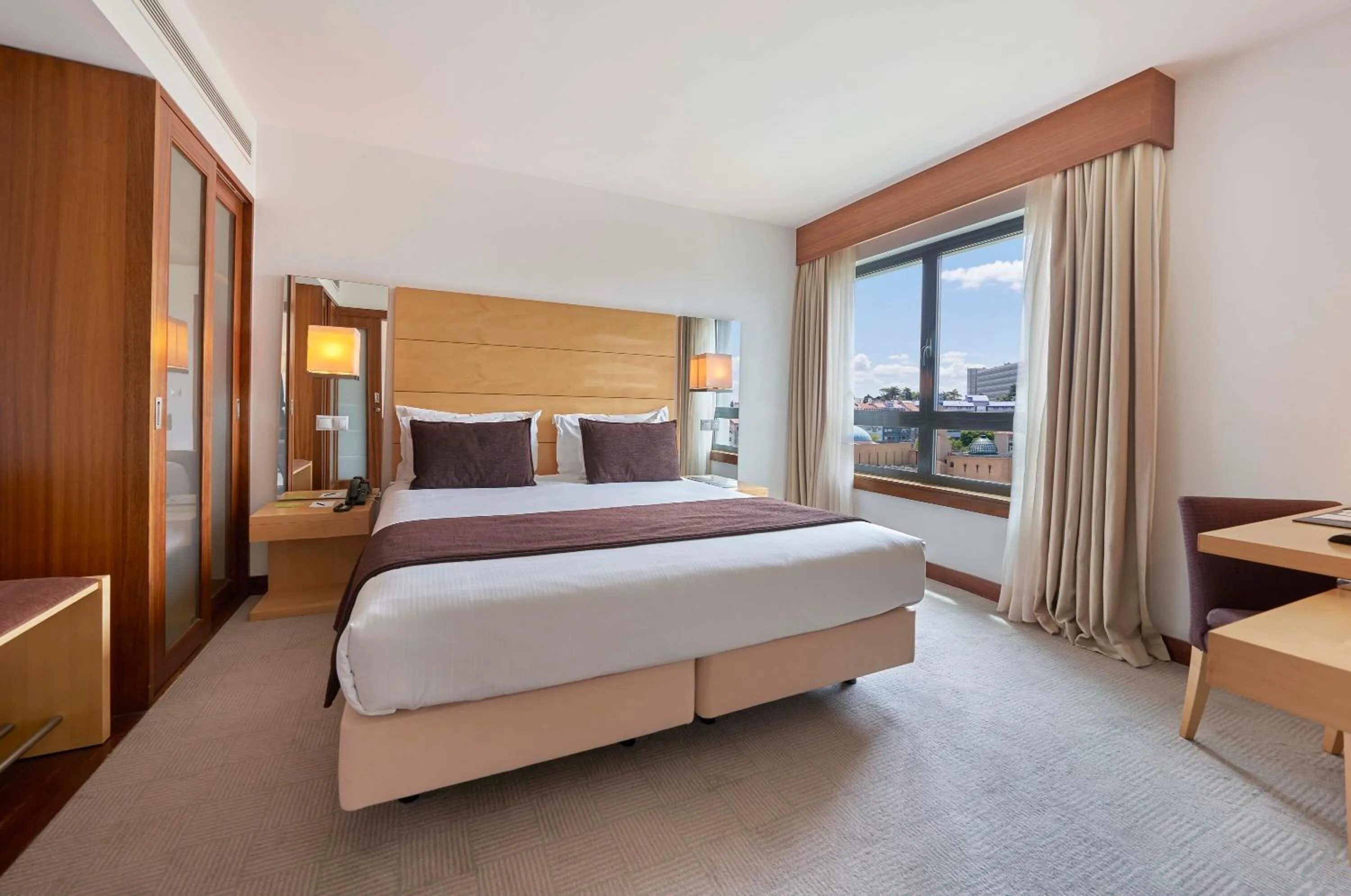 Deluxe Suite City View in Hotel Acores Lisboa