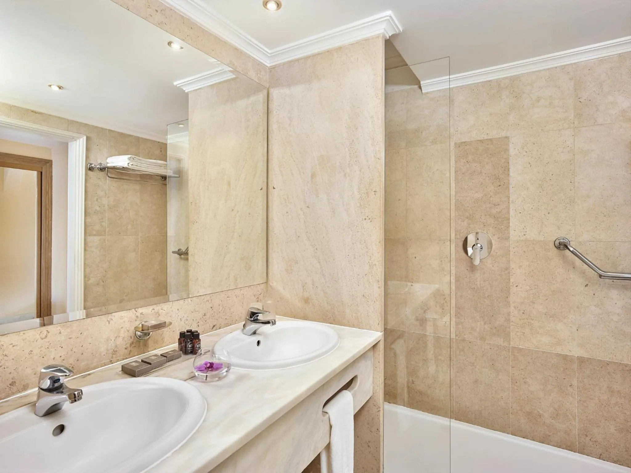 Double or Twin Room with Pool View - single occupancy in Ria Park Garden Hotel