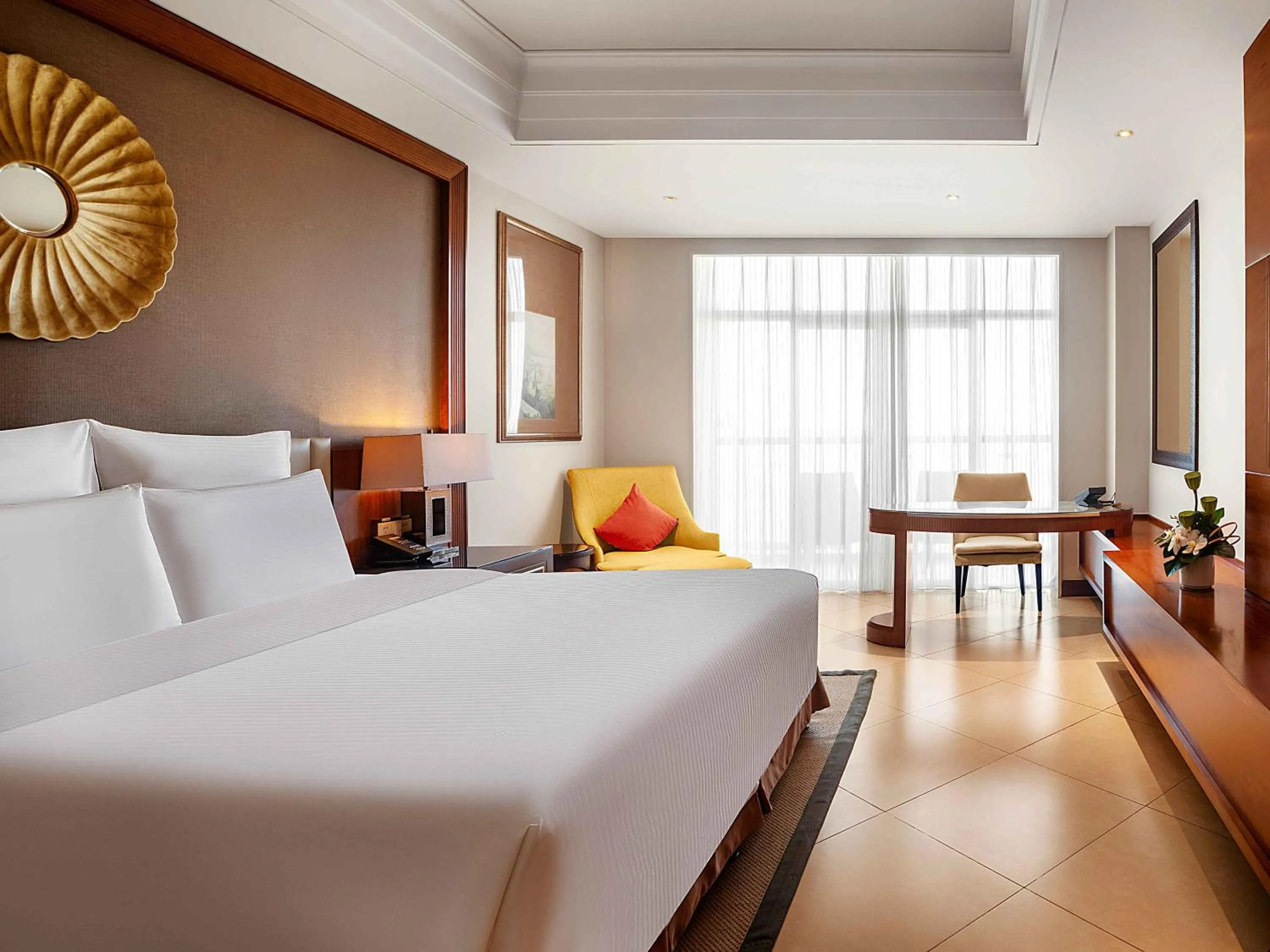 Deluxe King room with River View and Balcony in Pullman Haikou