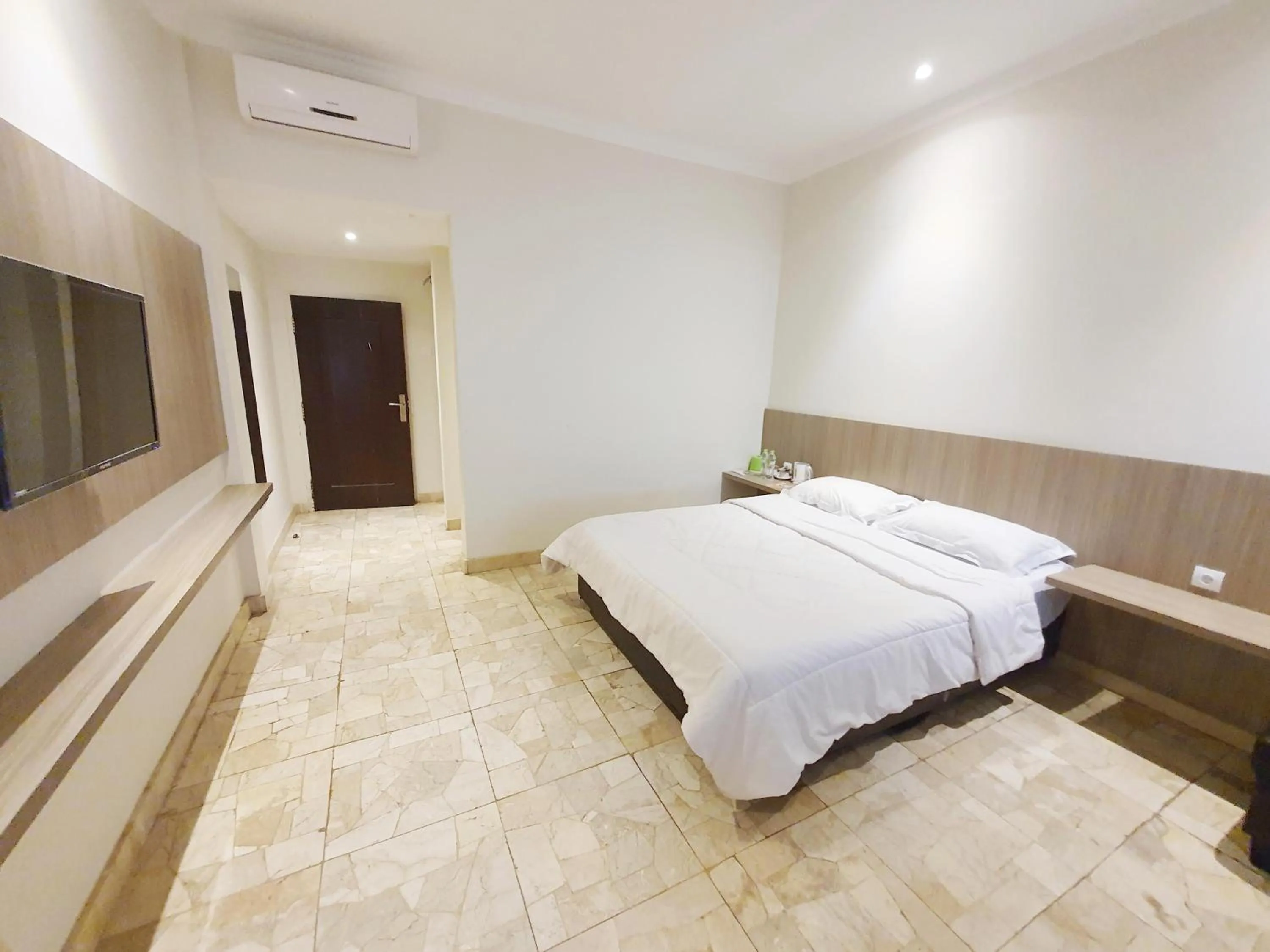 Executive Queen Room in 77 Sunset Plaza