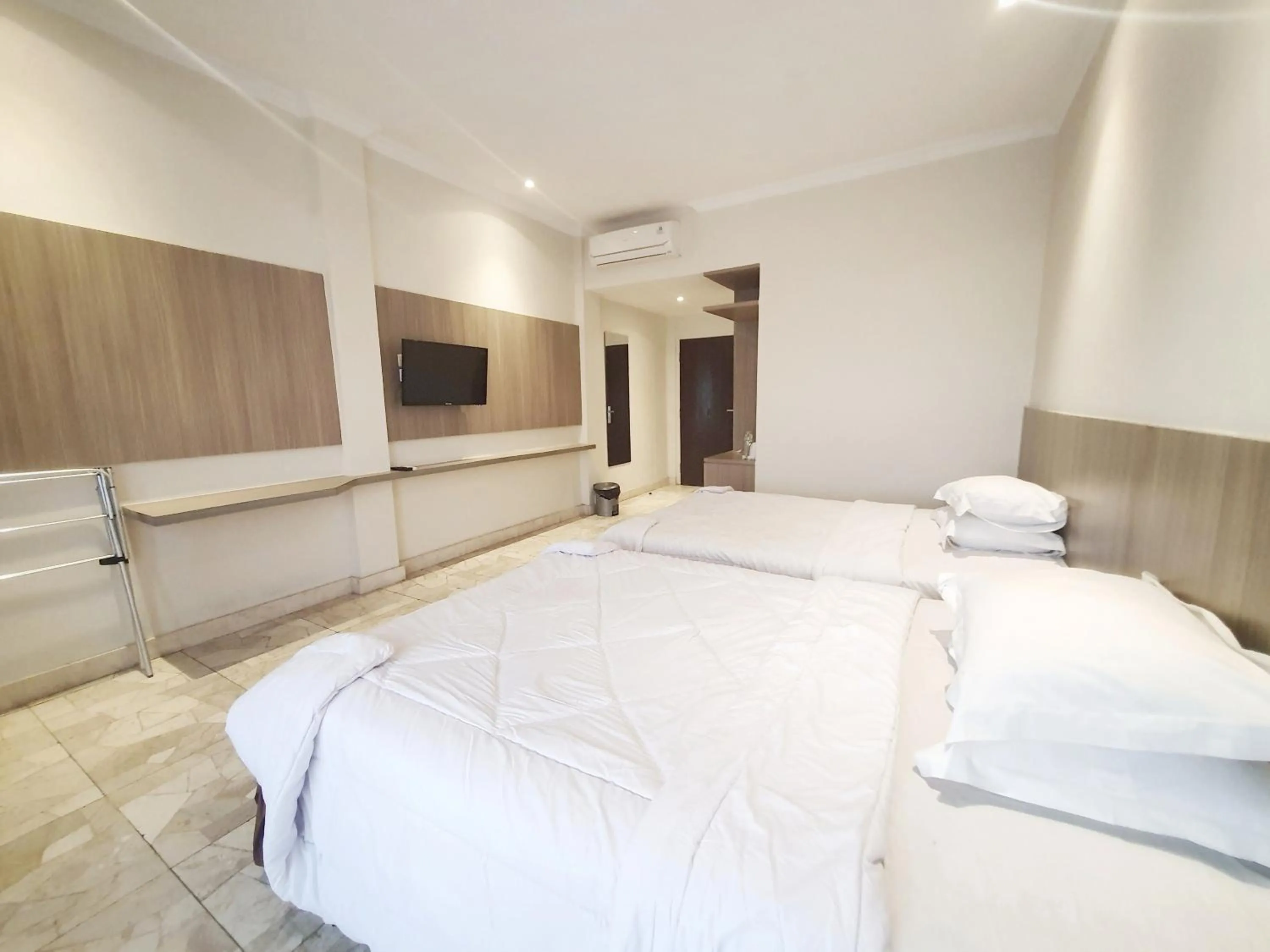 Deluxe Twin Room in 77 Sunset Plaza