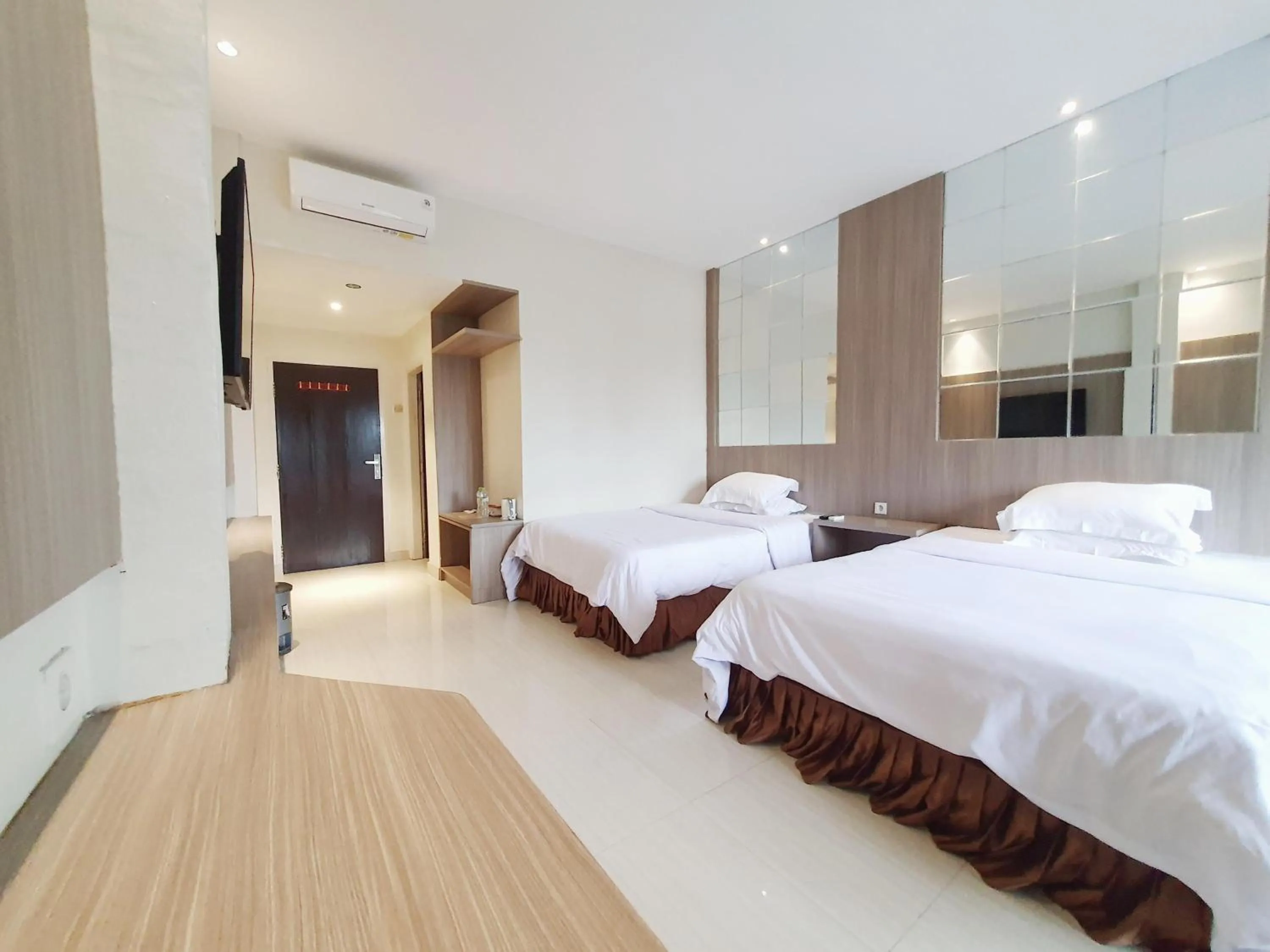 Deluxe Twin Room with Sea View in 77 Sunset Plaza