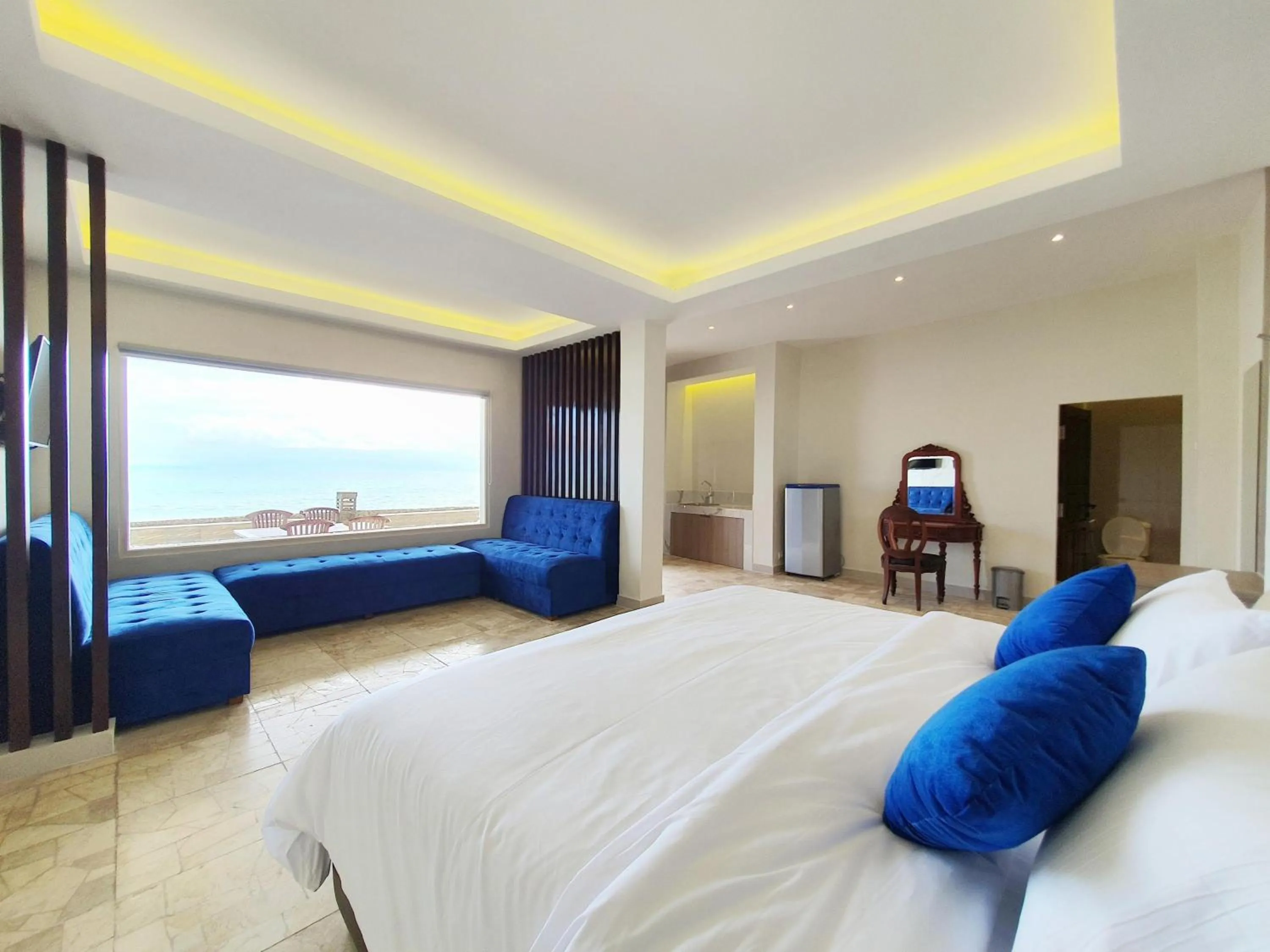 King Suite with Ocean View in 77 Sunset Plaza