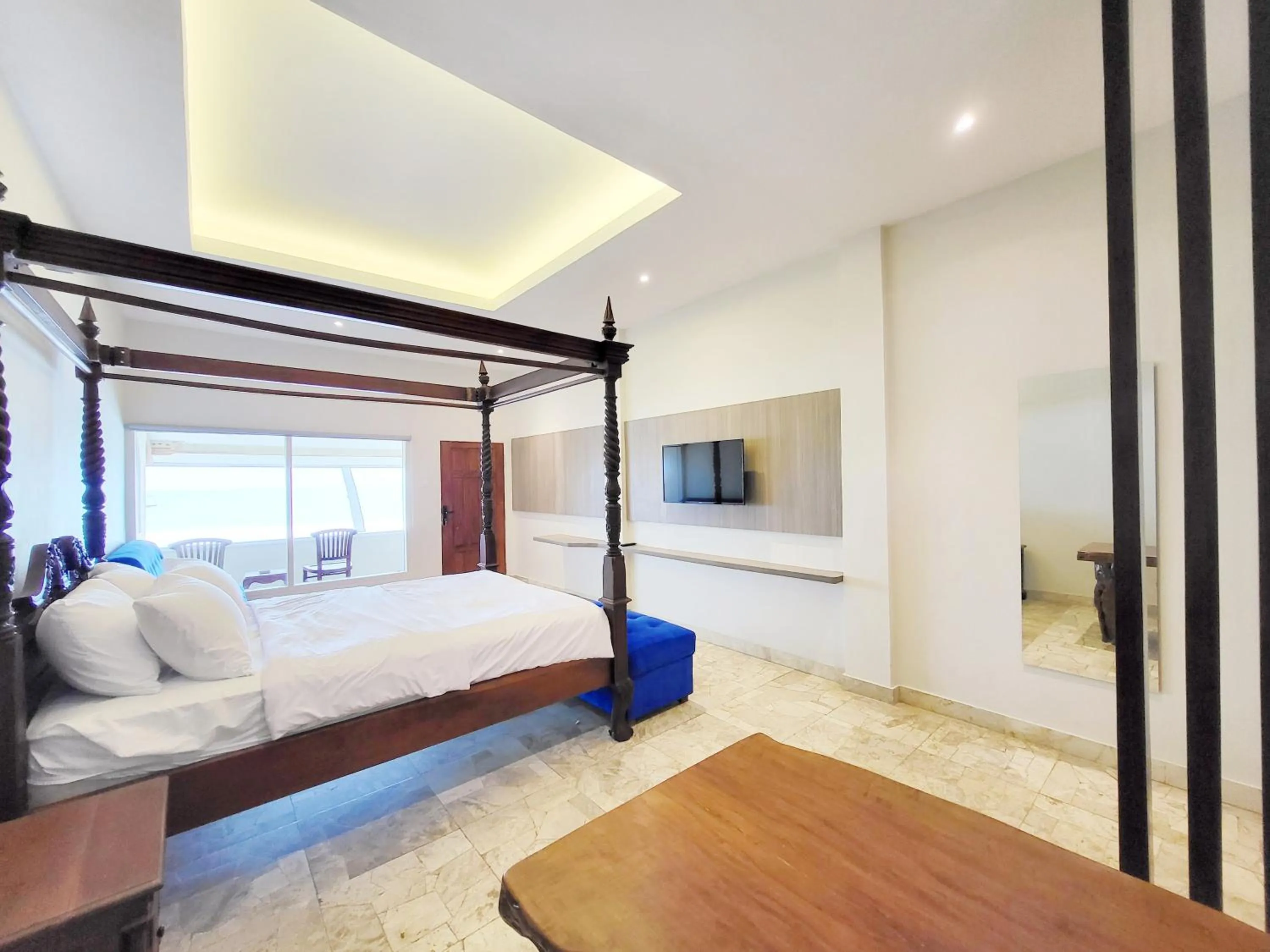 Junior Suite in 77 Sunset Plaza