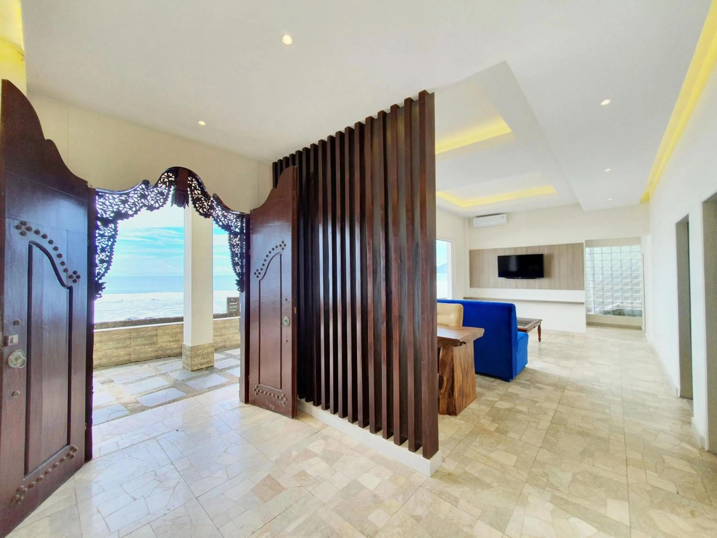 Three-Bedroom Suite in 77 Sunset Plaza