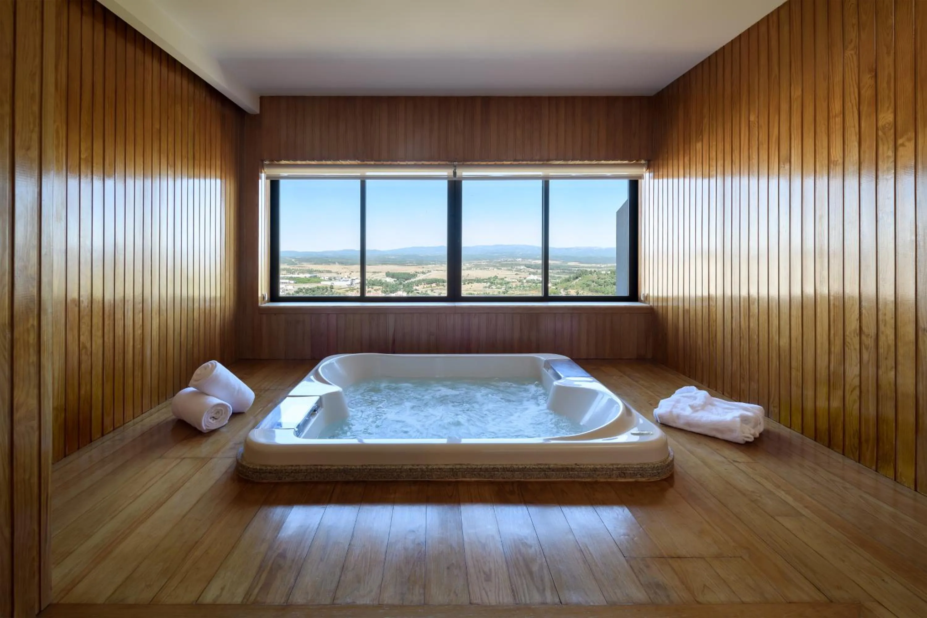 Master Suite with Jacuzzi in Meliá Castelo Branco