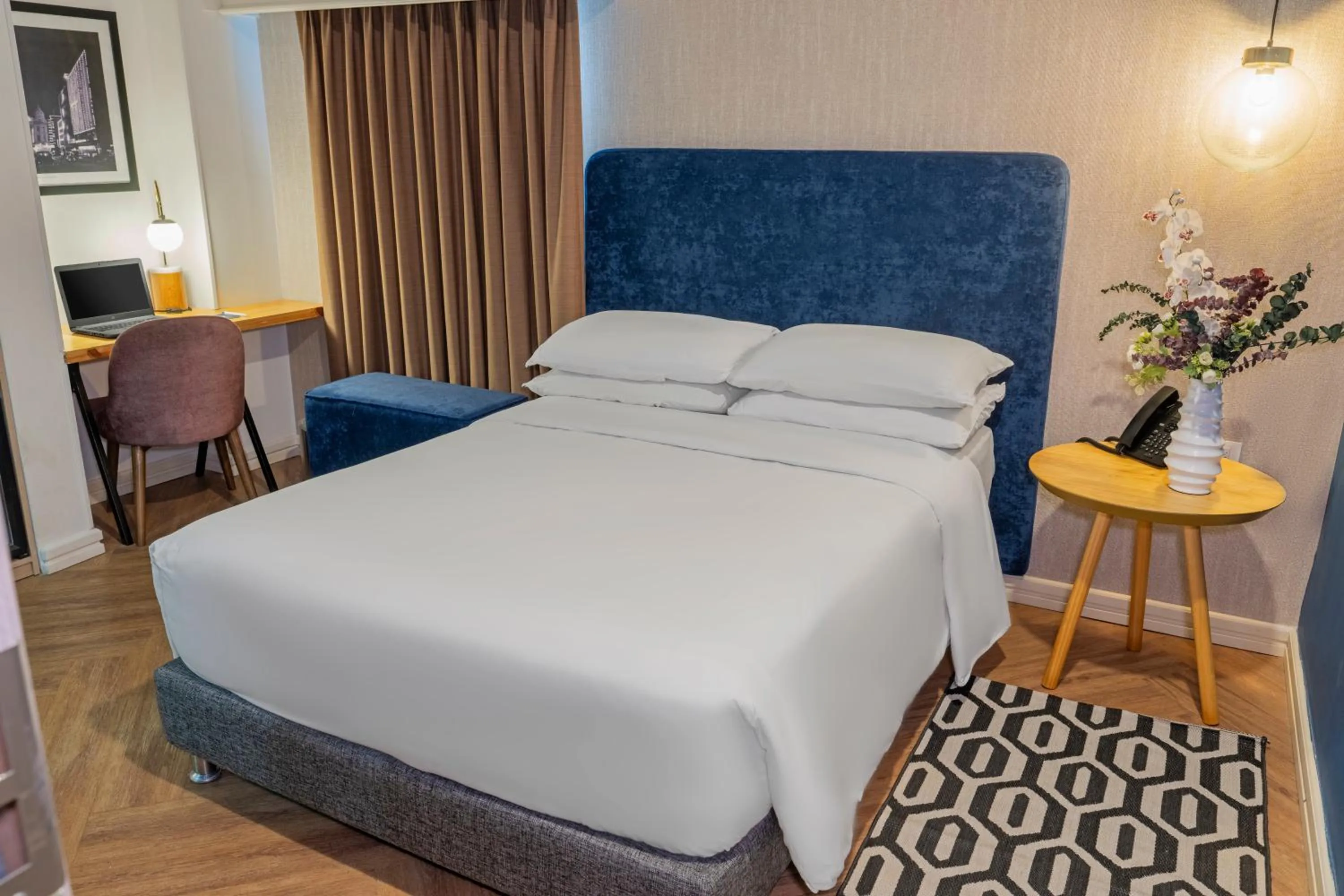 1 Queen Bed, Courtyard View in Faranda Collection Cali, a member of Radisson Individuals