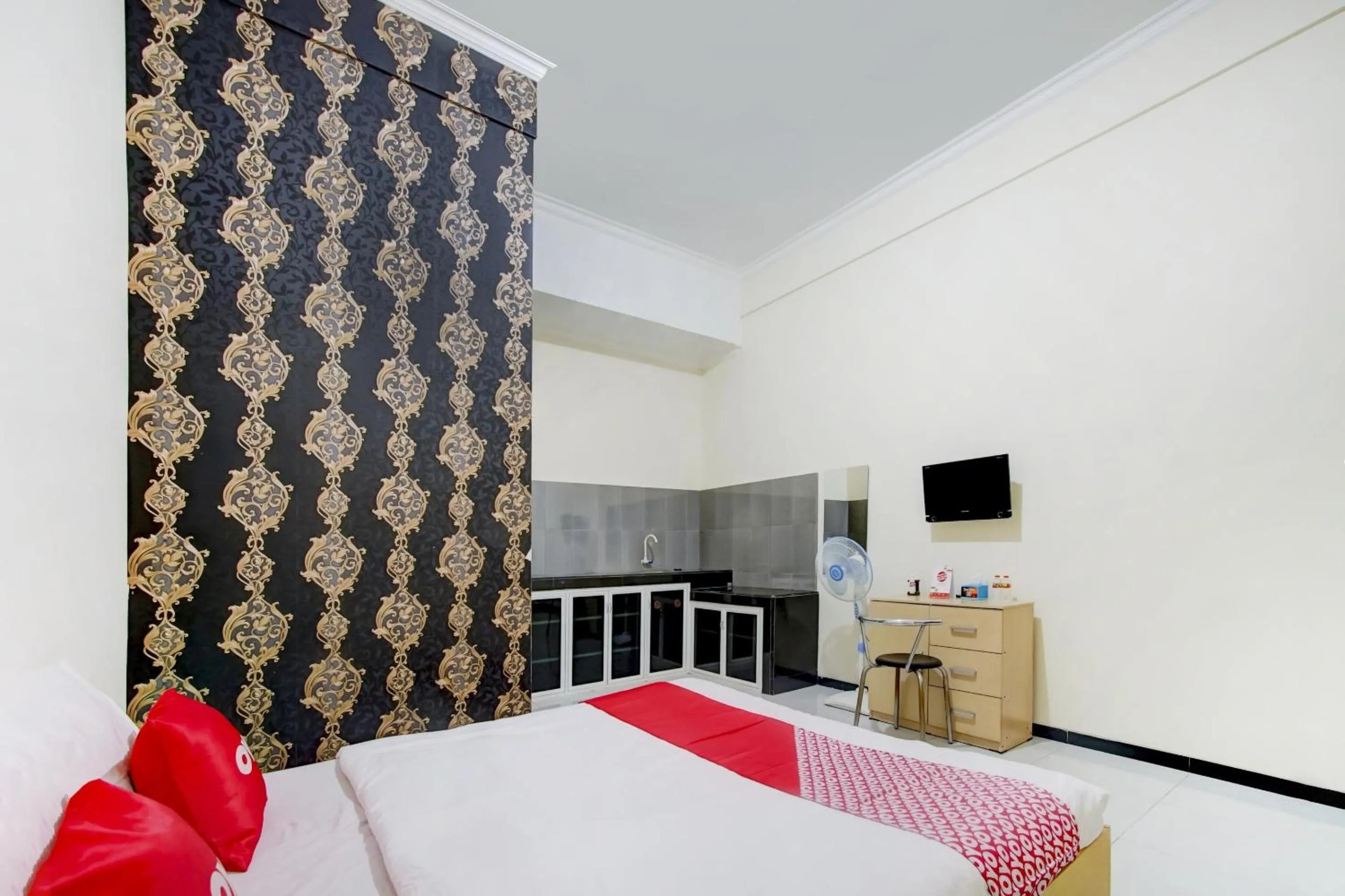 Deluxe Double Room in Capital O 90151 Guest House 180