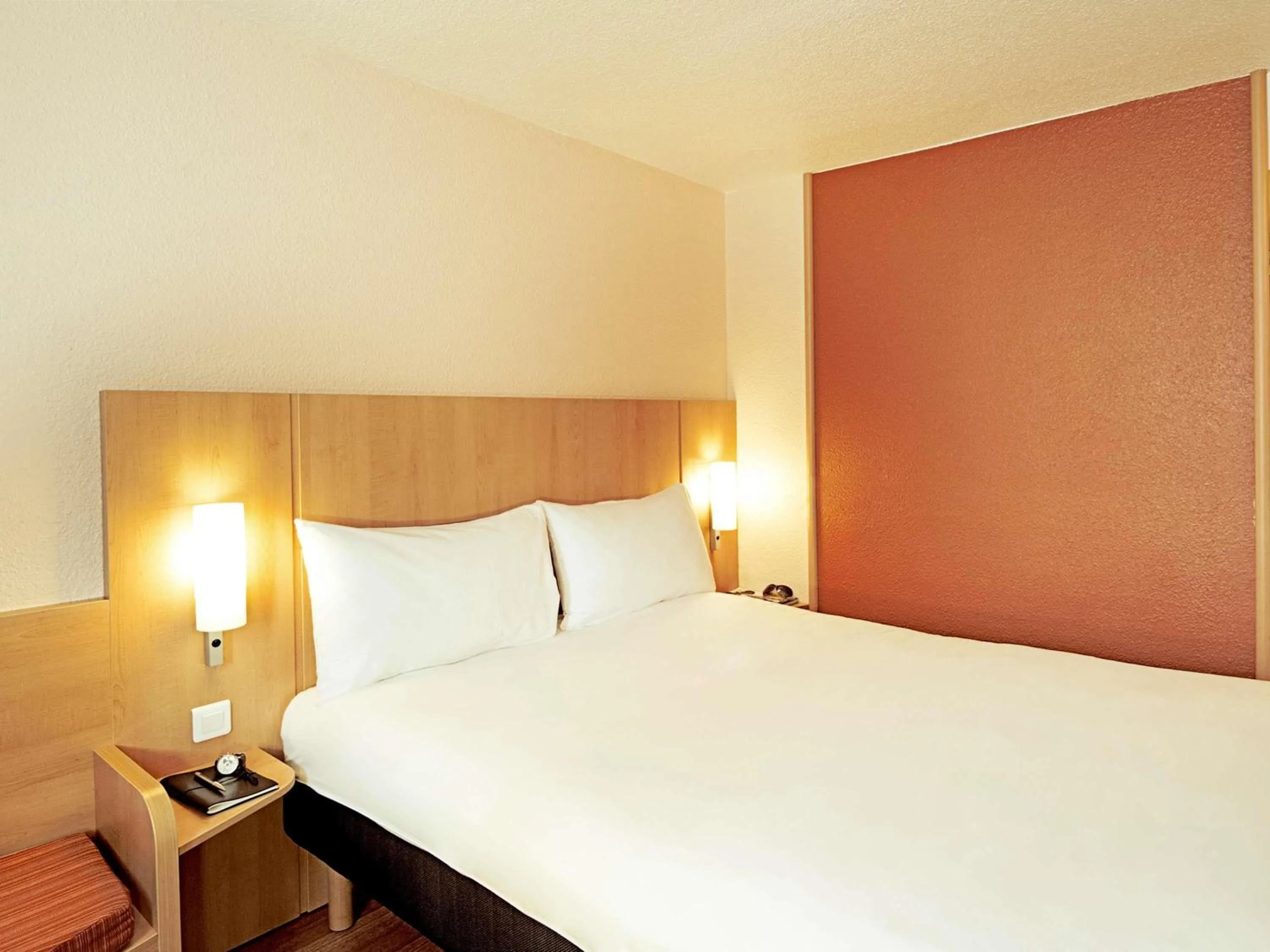 Standard Room with One Double Bed and One Single Bed in ibis Dijon Sud