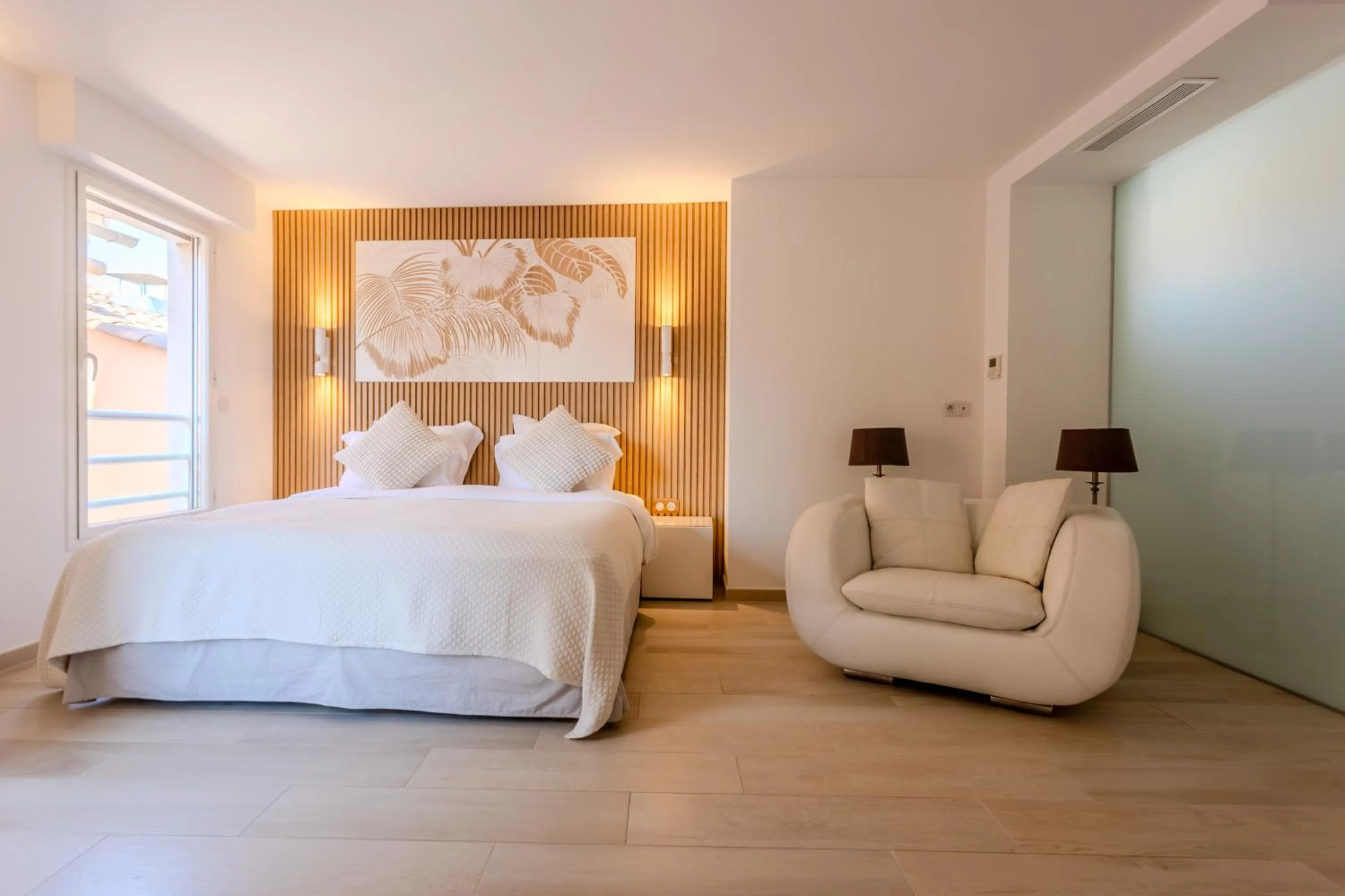 Deluxe Suite with Balcony in Traverse Des Artistes