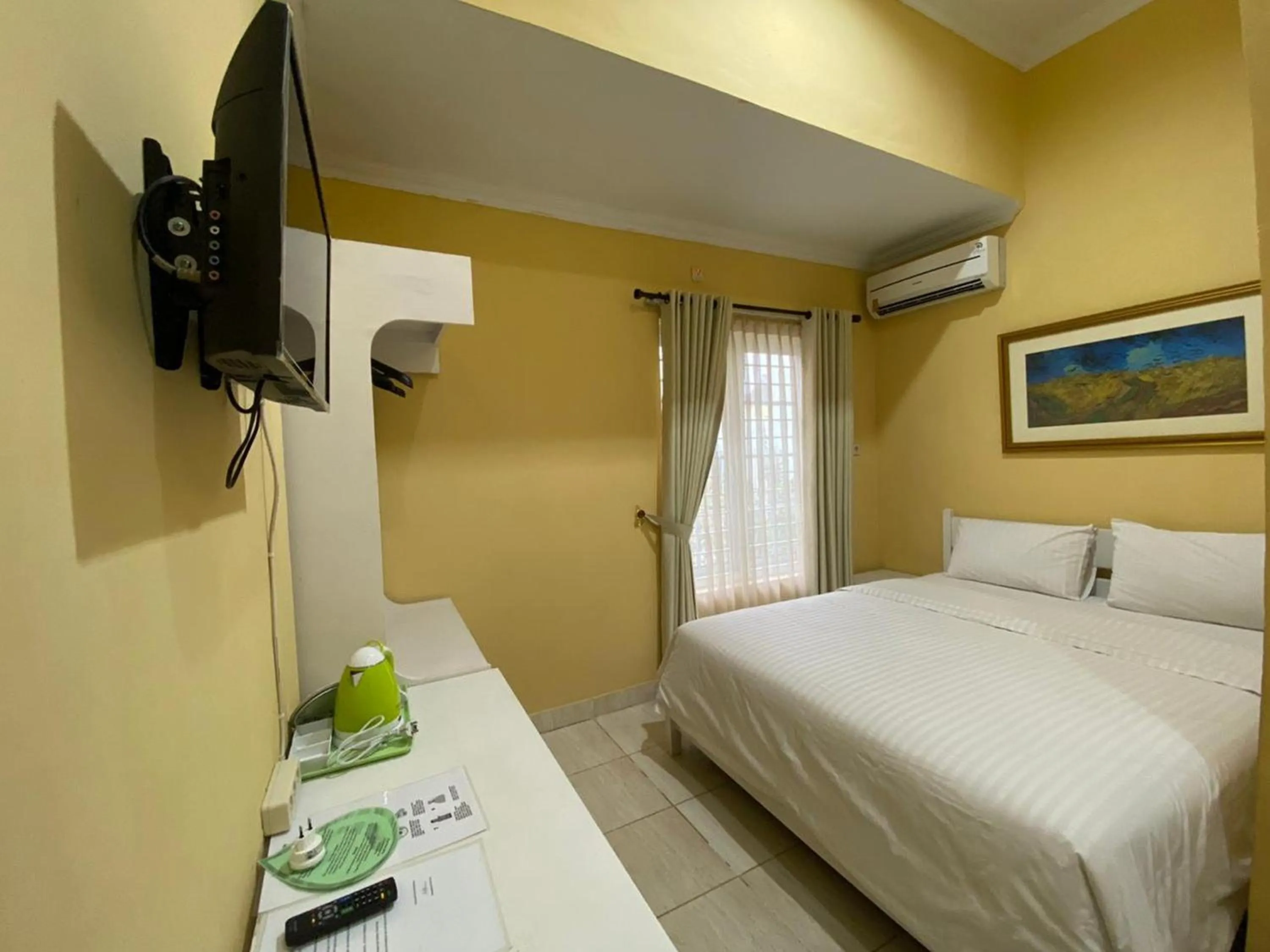 Superior Double Room in Omah Inap D24 Syariah near Universitas Aisyiah Yogyakarta Mitra RedDoorz