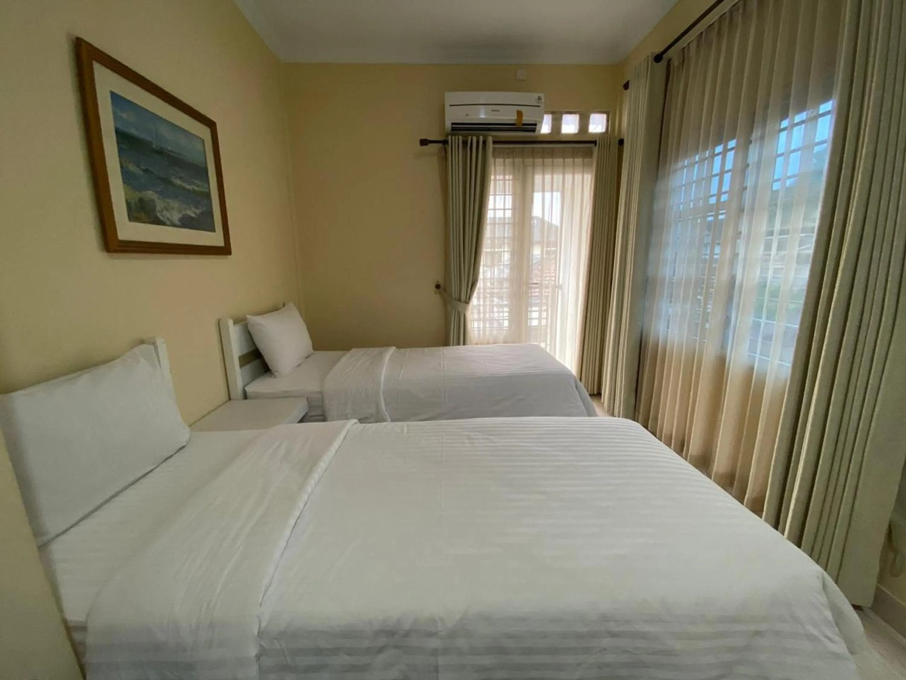 Twin Room in Omah Inap D24 Syariah near Universitas Aisyiah Yogyakarta Mitra RedDoorz