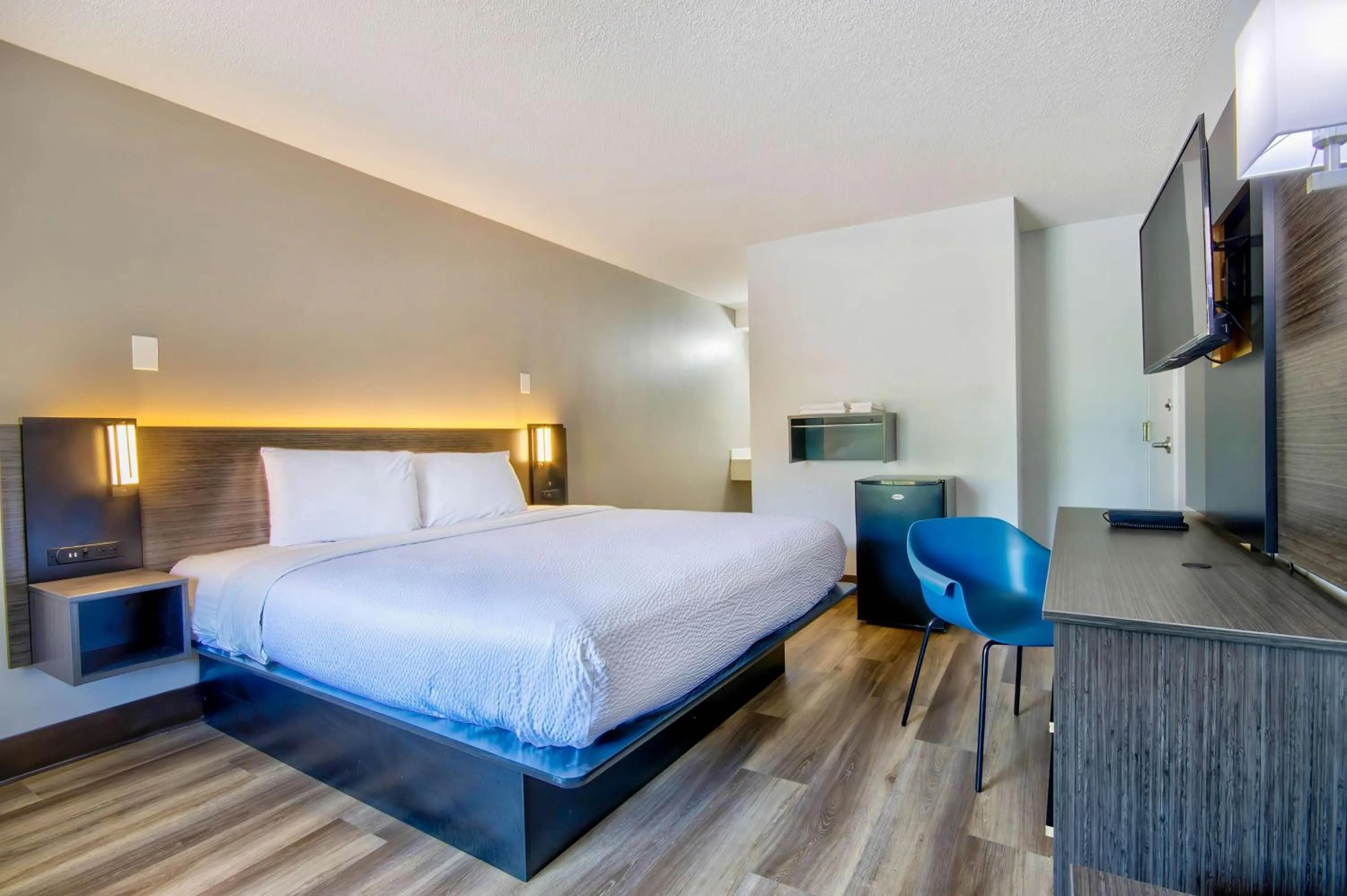 King Room - Disability Access - Non-Smoking in Motel 6 Jeffersonville, IN