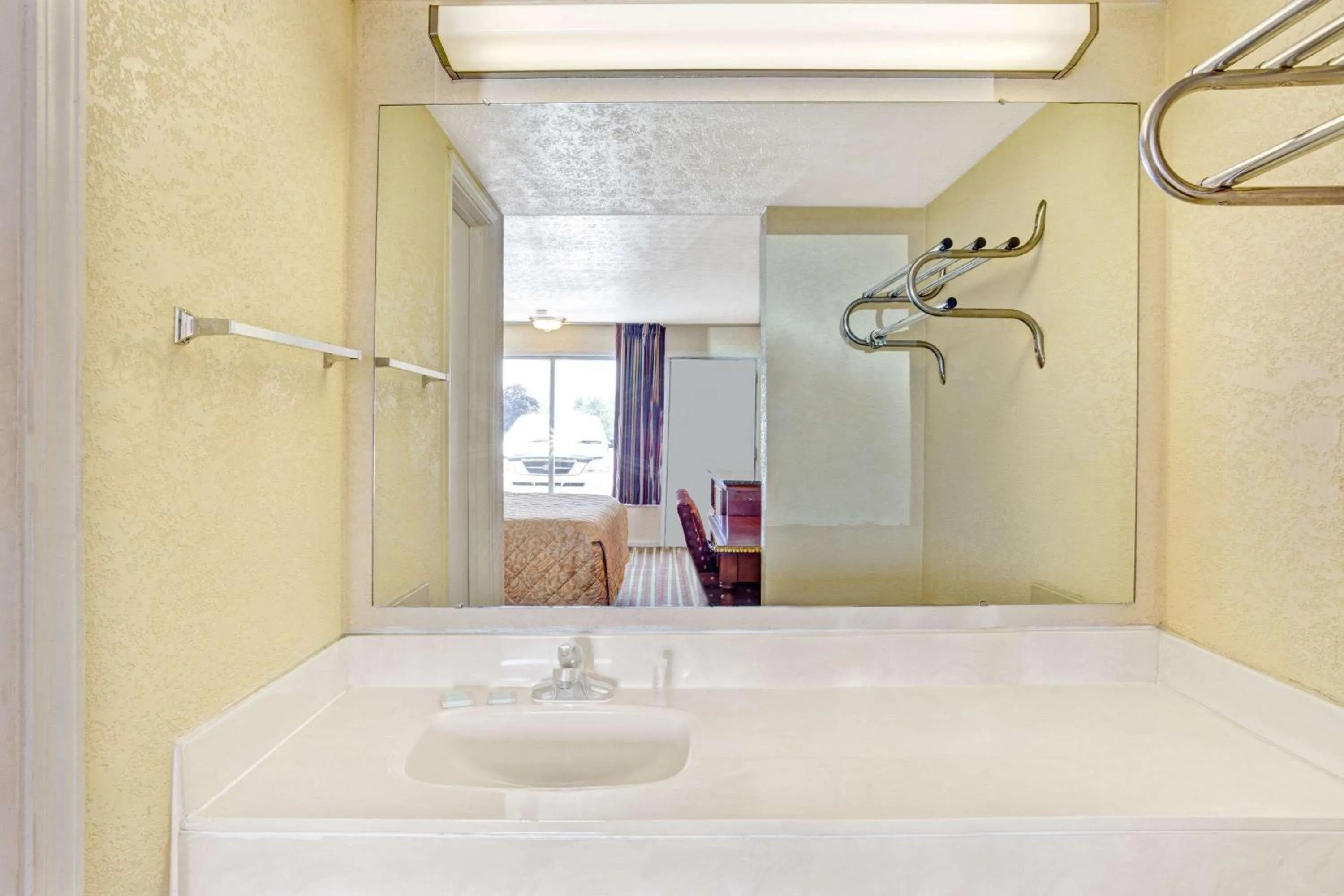 Deluxe Queen Suite with Spa Bath - Non-Smoking in Travelodge by Wyndham Sellersburg