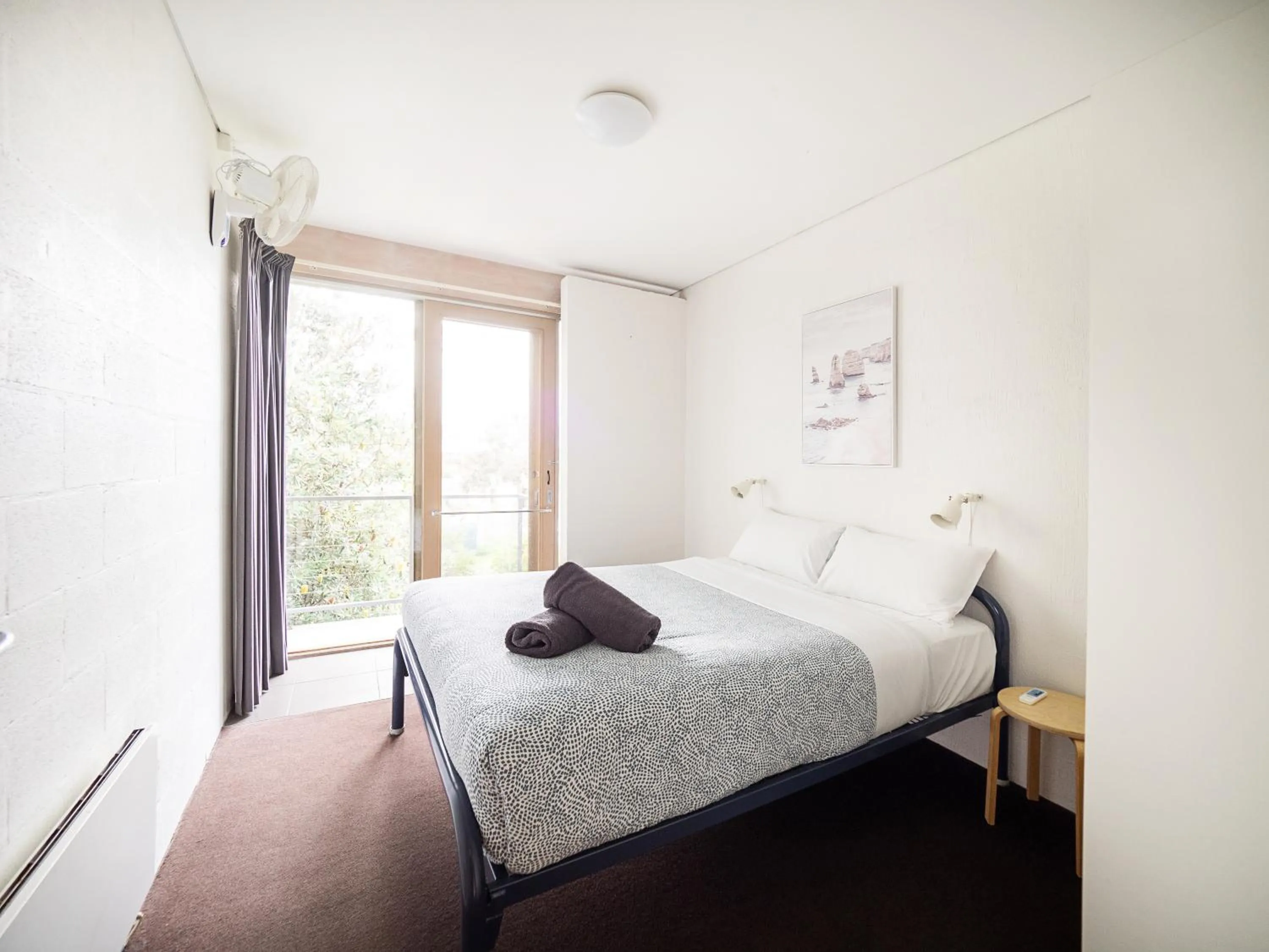 Queen Balcony Room with Shared Bathroom in YHA Apollo Bay Eco