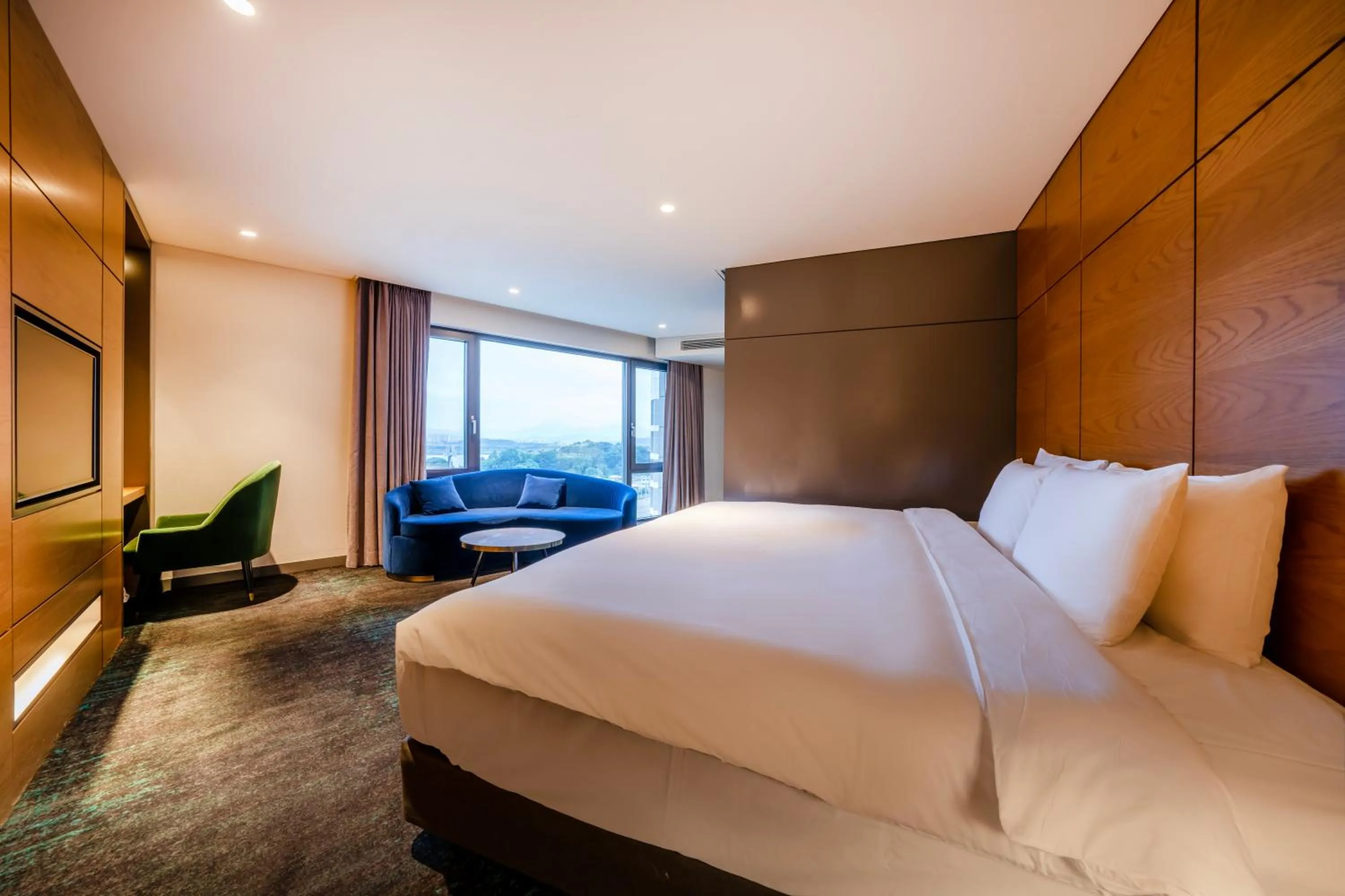 Corner Suite King Room + Swimming Pool in Hotel Marinabay Seoul
