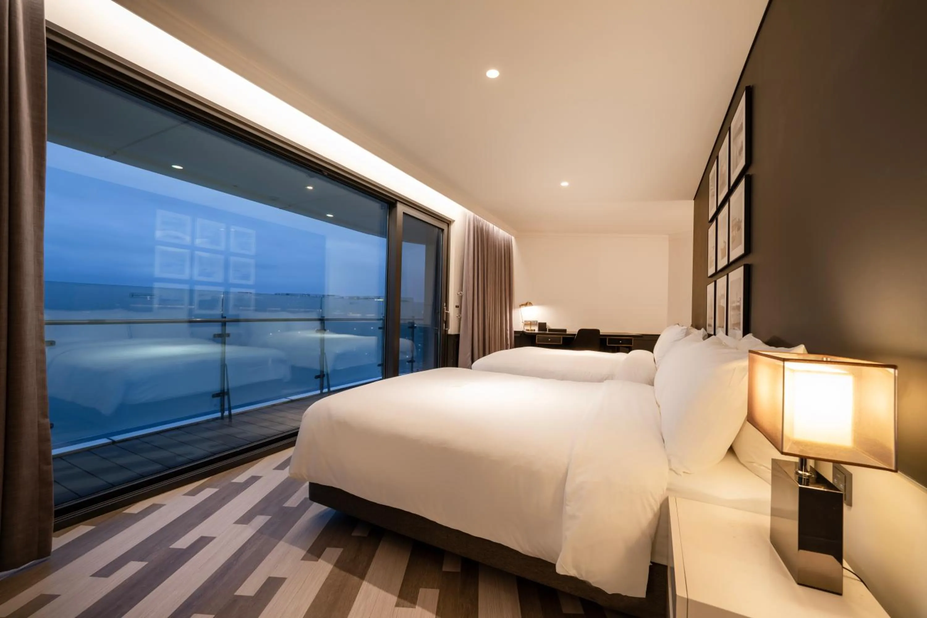 Marina Suite Quad Room + Swimming Pool in Hotel Marinabay Seoul