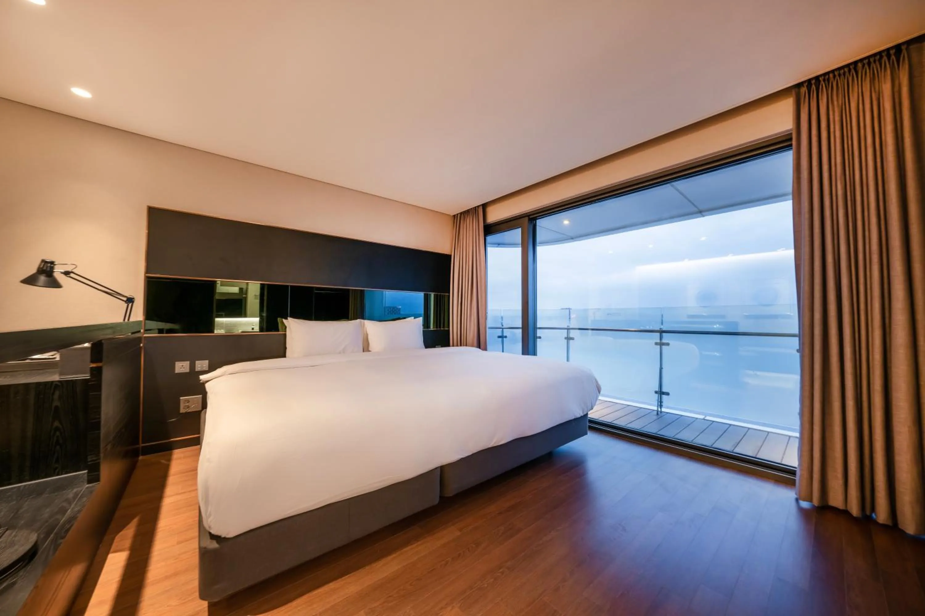 Marina Suite King Room + Swimming Pool in Hotel Marinabay Seoul