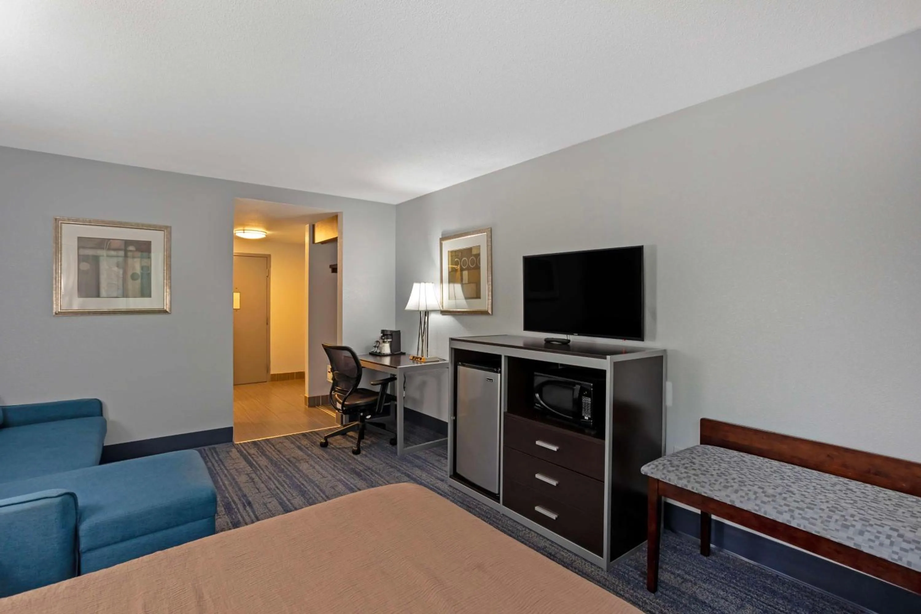 Queen Room with Sofa Bed and Roll-In Shower - Disability Access in Best Western Plus Reading Inn & Suites