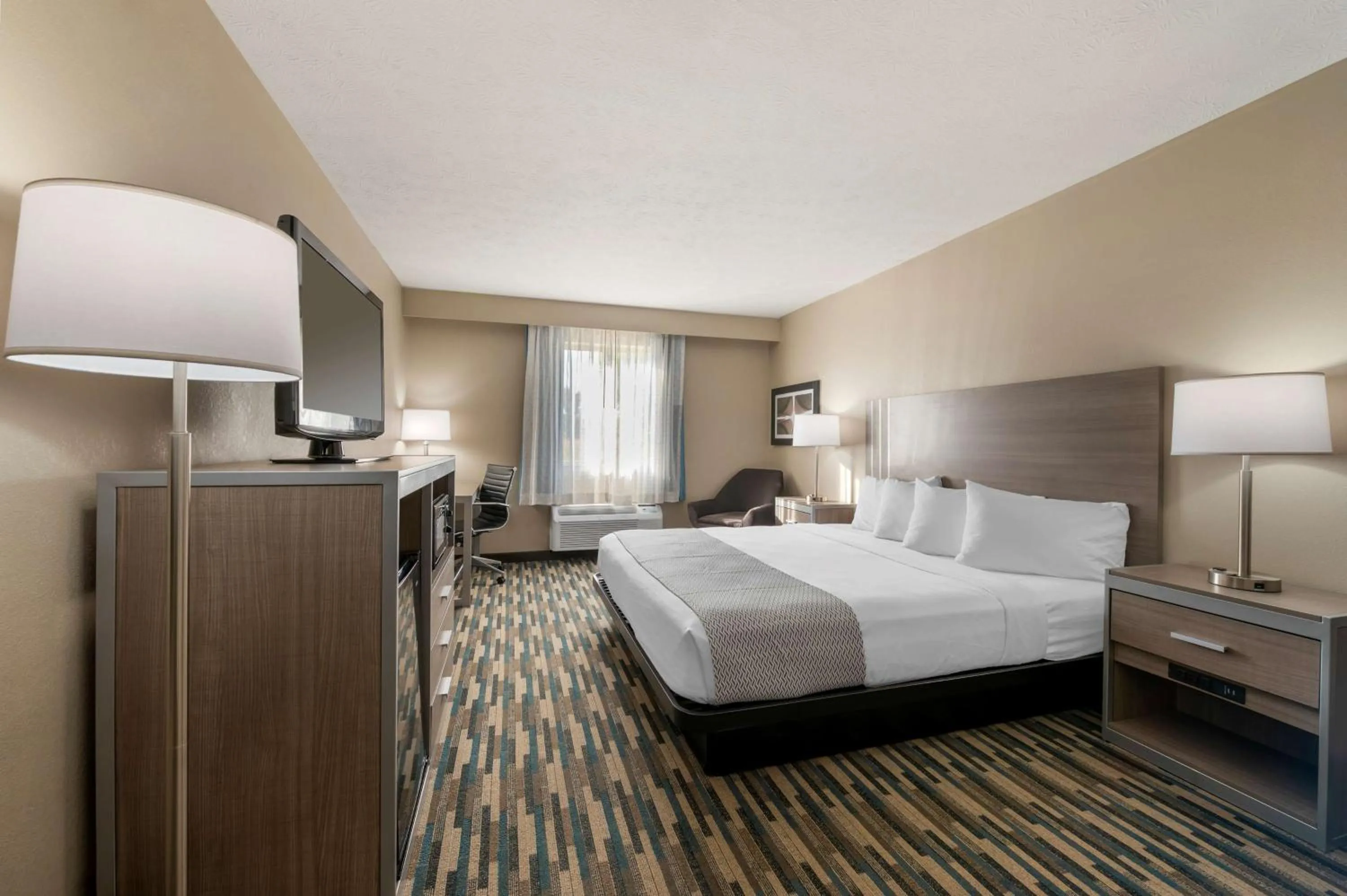 King Room with Bath Tub - Disability Access/Non-Smoking  in Best Western Edinburgh/Columbus