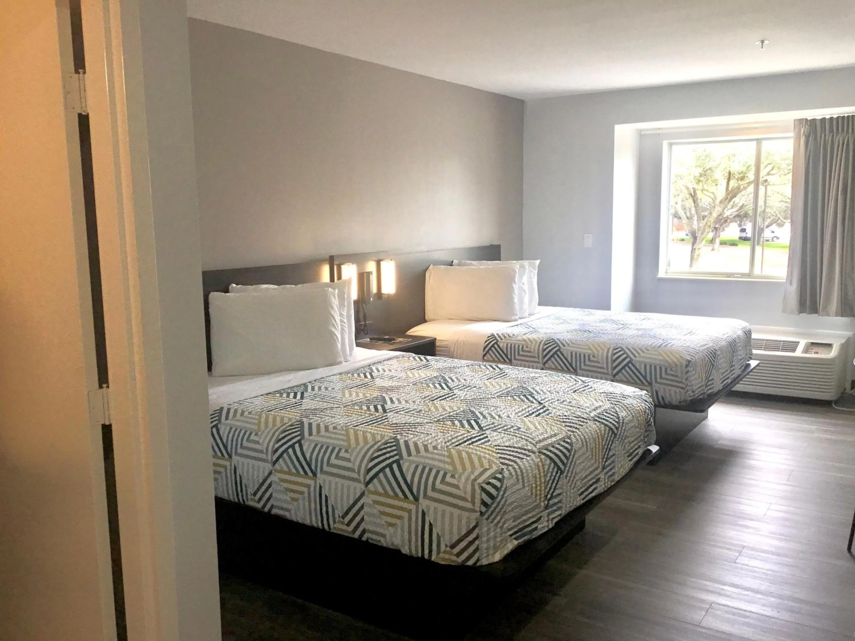 Deluxe Queen Room - Non-Smoking in Motel 6-McAllen, TX - East