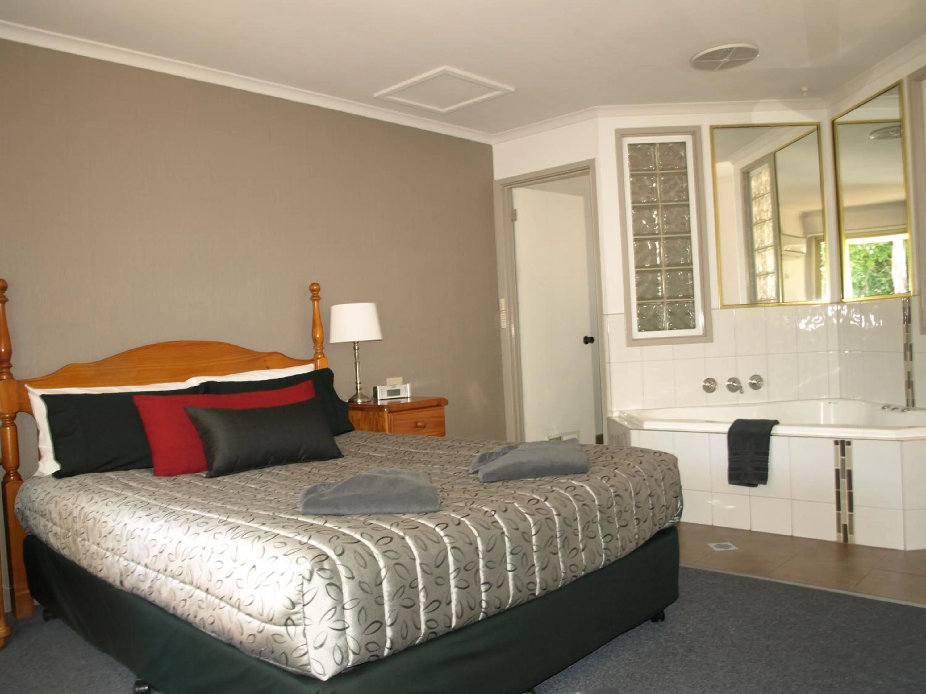 Executive Suite with Spa Bath in Old Coach Motor Inn Echuca