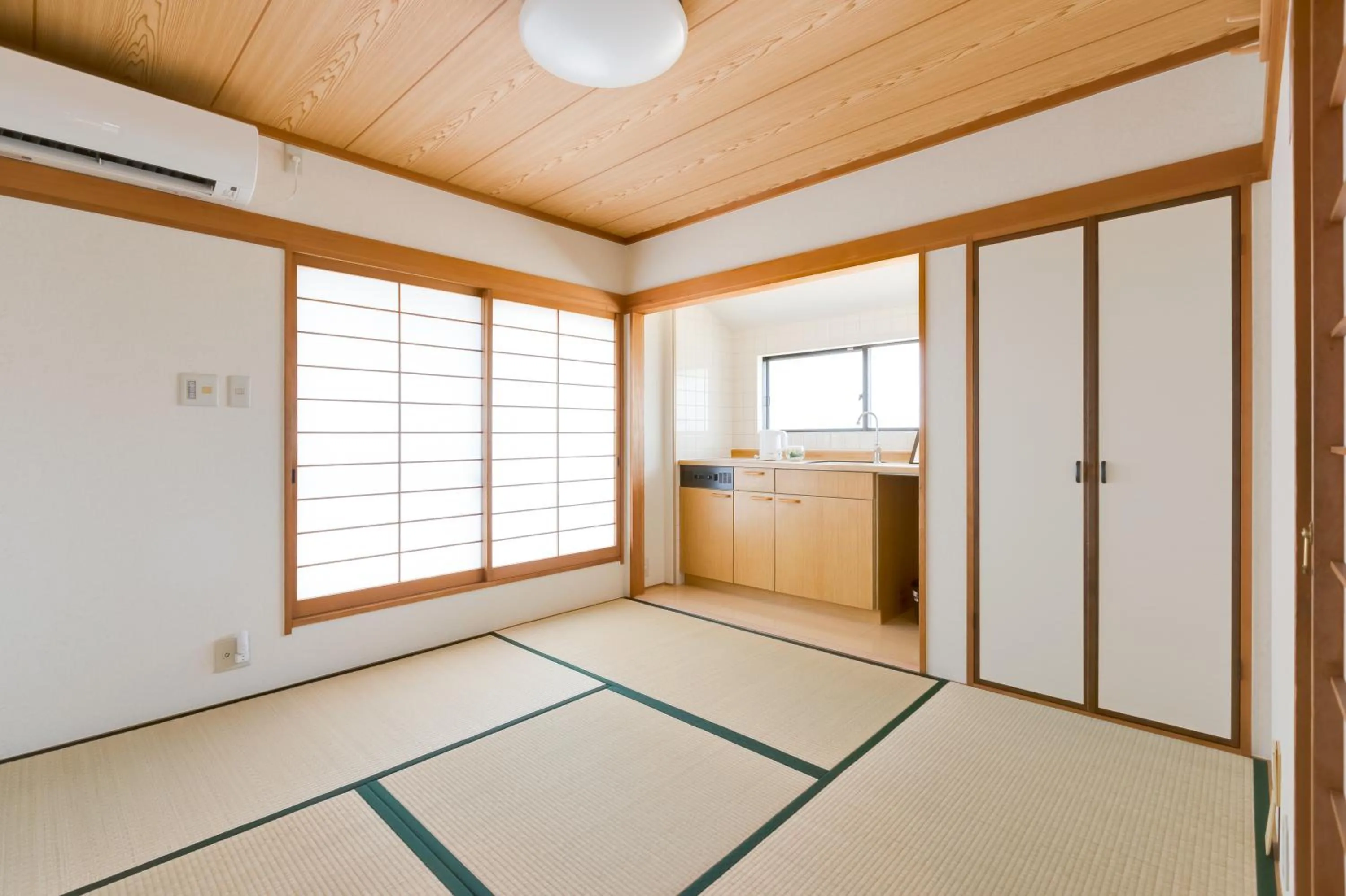 Standard Twin Room with Shared Bathroom in PLUS 9 Station INN