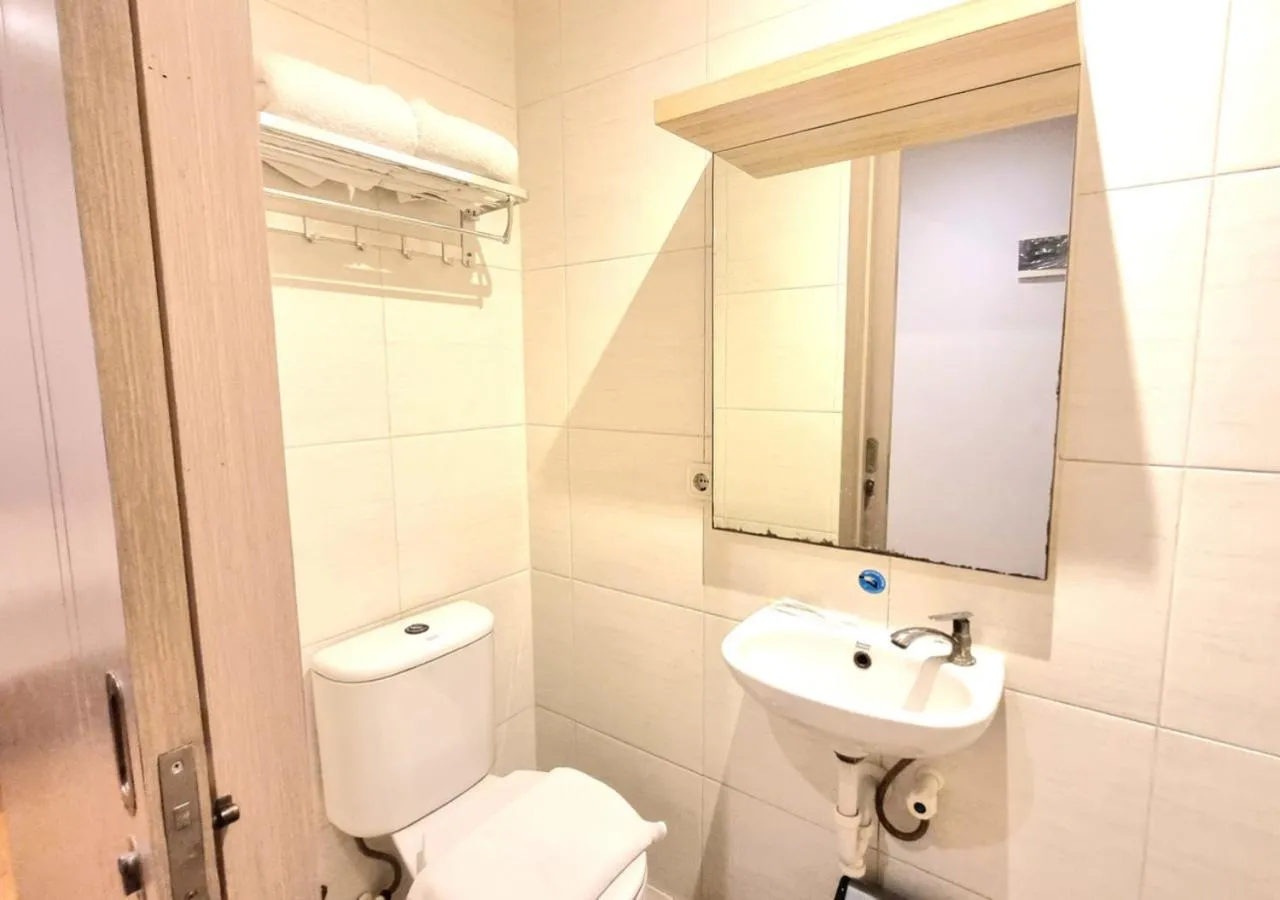 Superior Double Room in Central Front One Inn Jakarta Airport