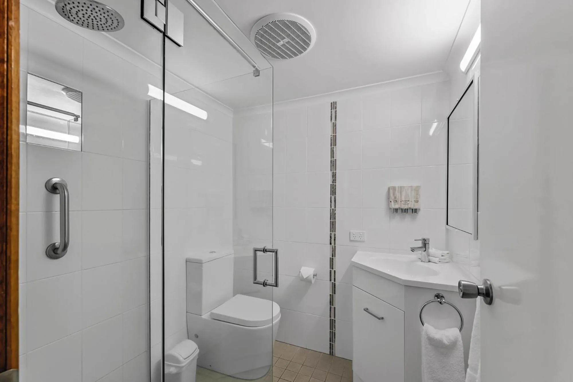 Twin Room in Sapphire Waters Motor Inn