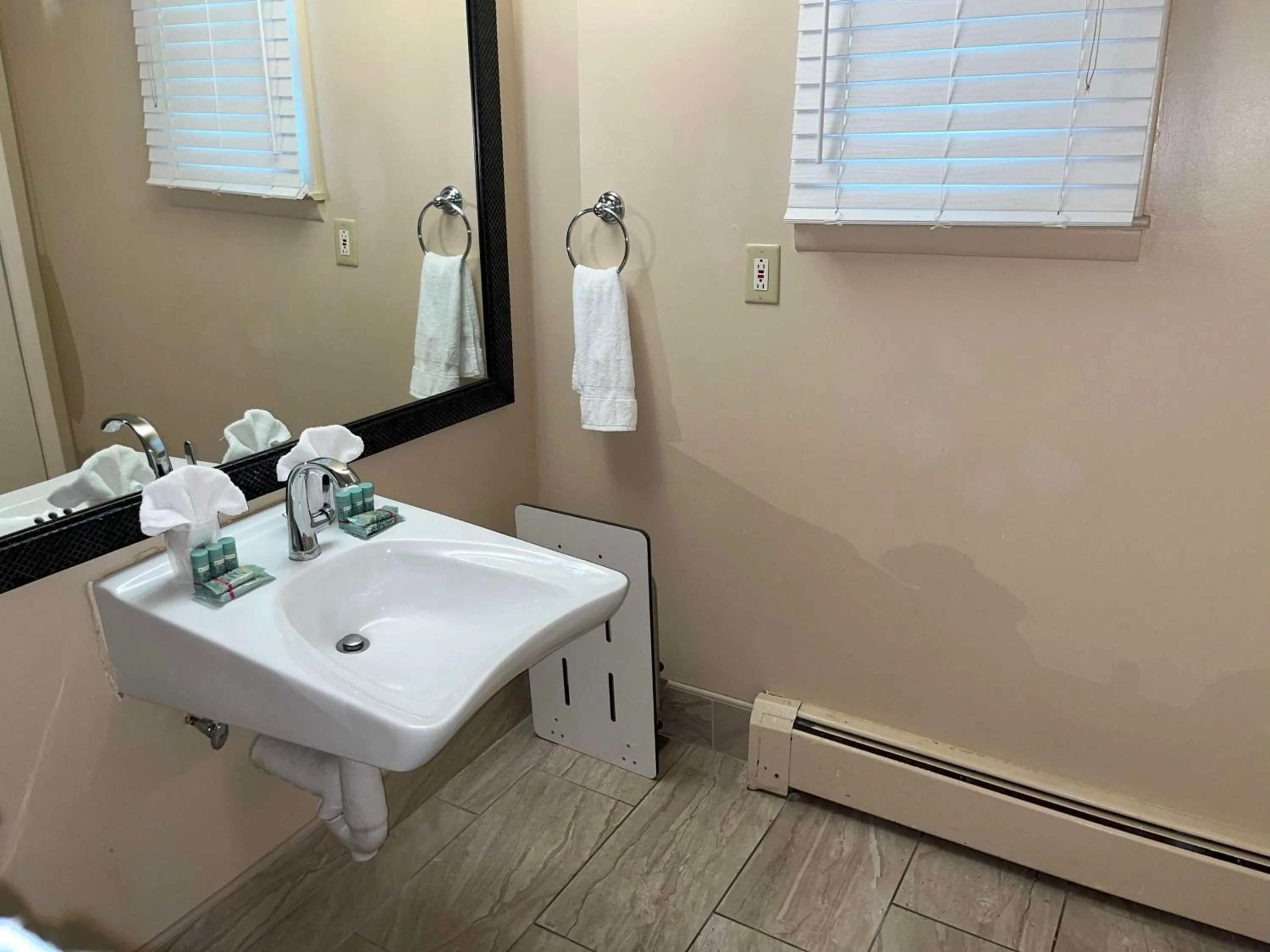 Queen Room with Two Queen Beds - Disability Access in Best Western Bennington