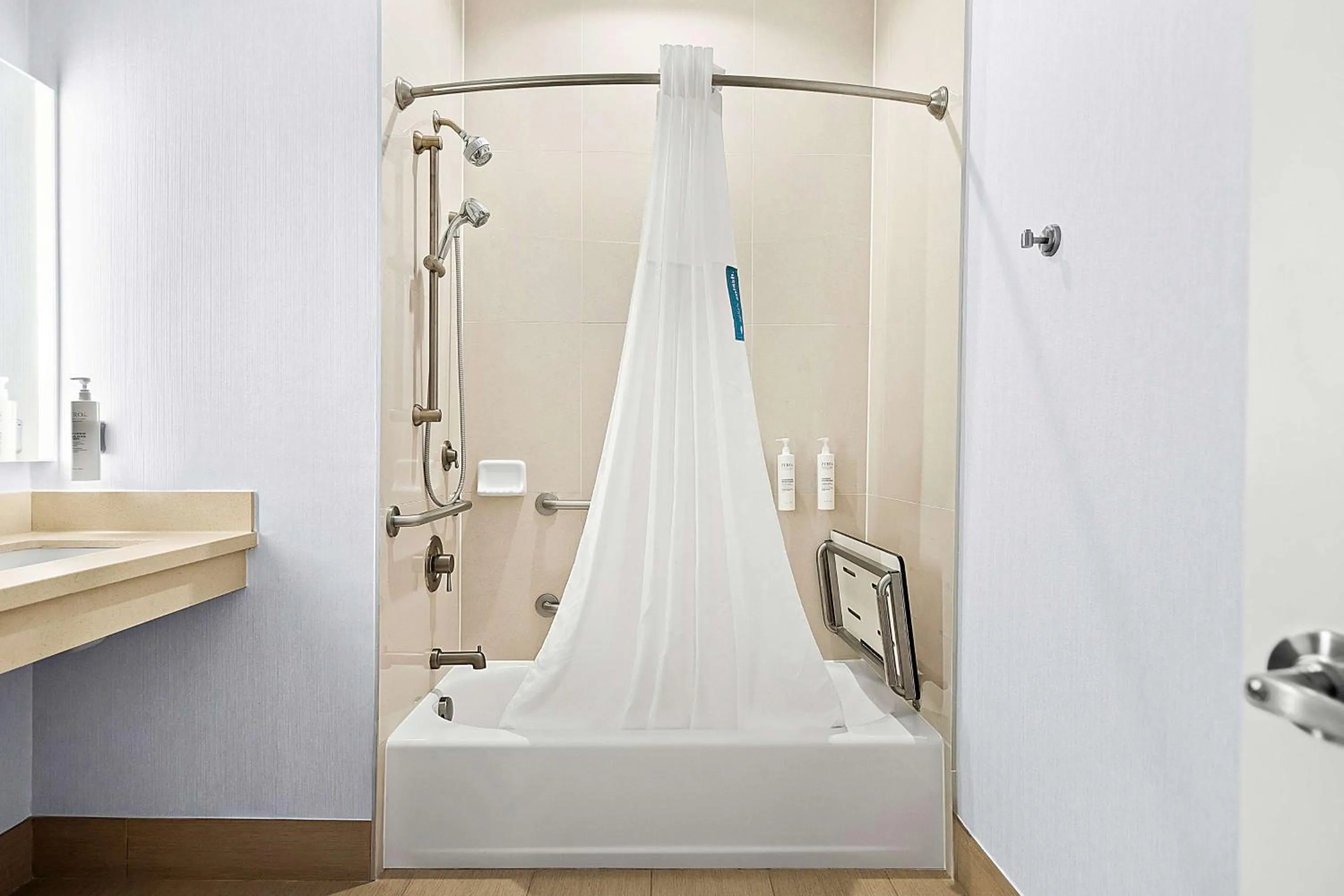 King Room with Accessible Tub - Mobility and Hearing Access/Non-Smoking in Hampton Inn Morgan Hill