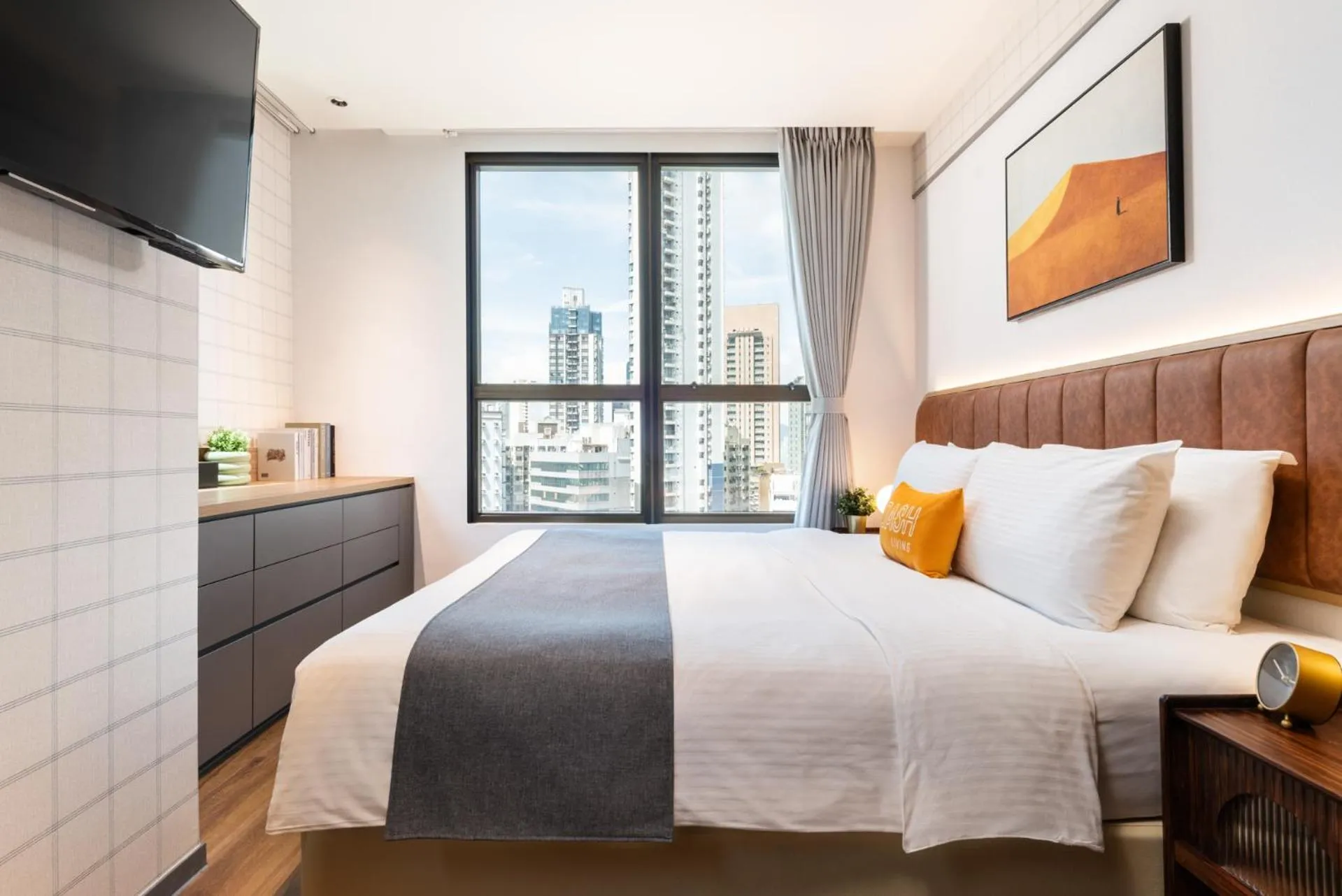 Deluxe King Room in Dash Living on Hollywood