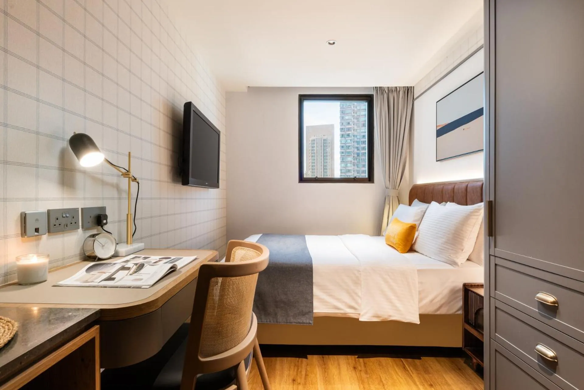 Superior Queen Room  in Dash Living on Hollywood