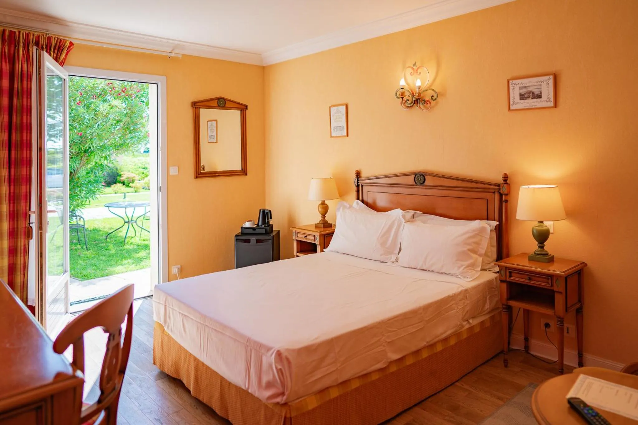 Standard Double Room in Hôtel de Margaux