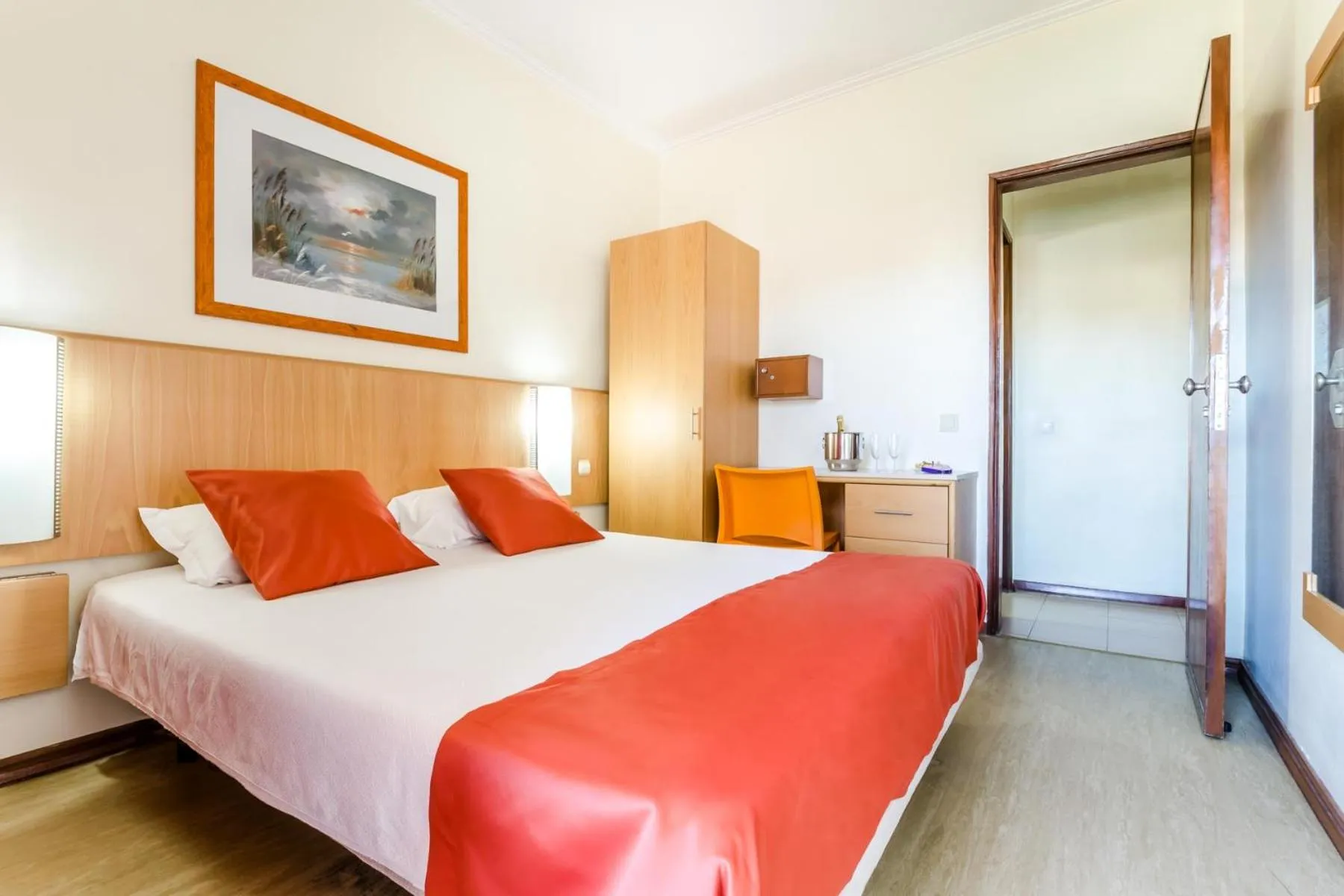 Double or Twin Room with Private Bathroom in Residencial Jardim da Amadora