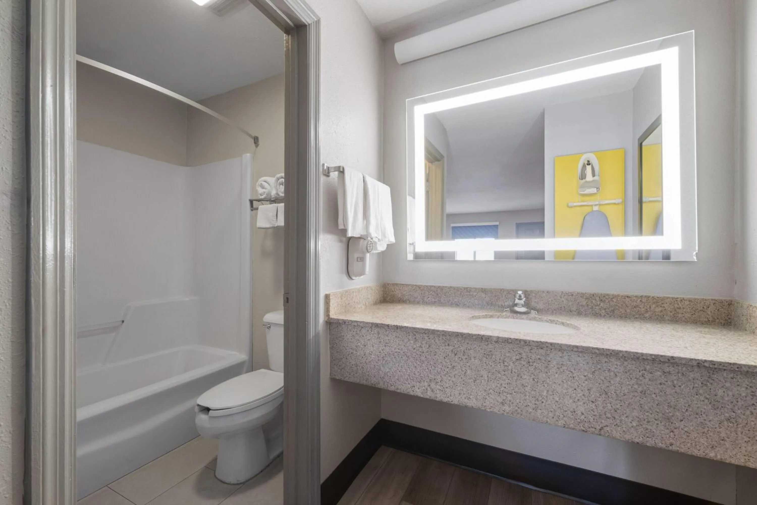 King Room - Smoking  in Days Inn by Wyndham Alma