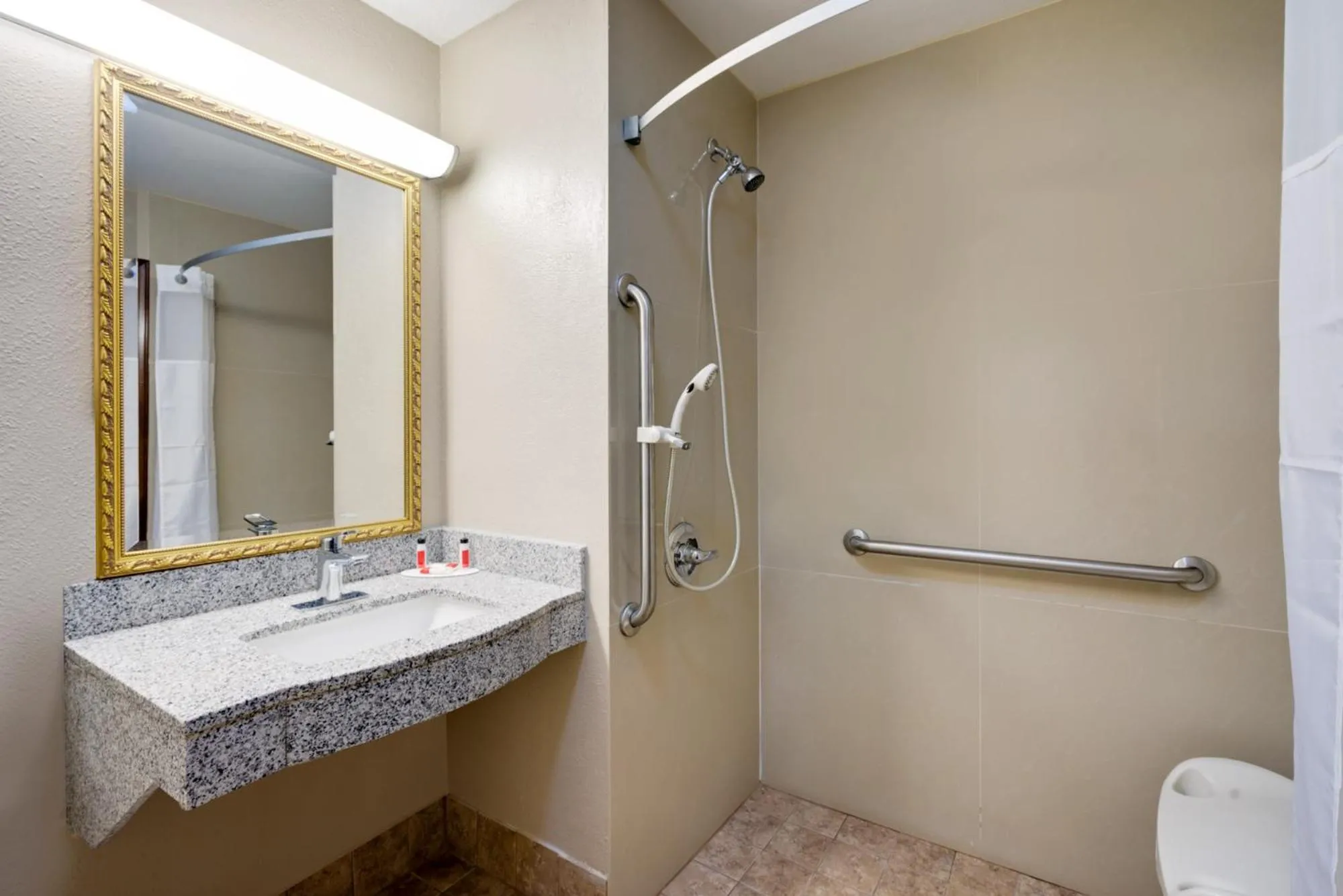 King Room - Disability Access/Non-Smoking in Super 8 by Wyndham Lexington Hamburg Area