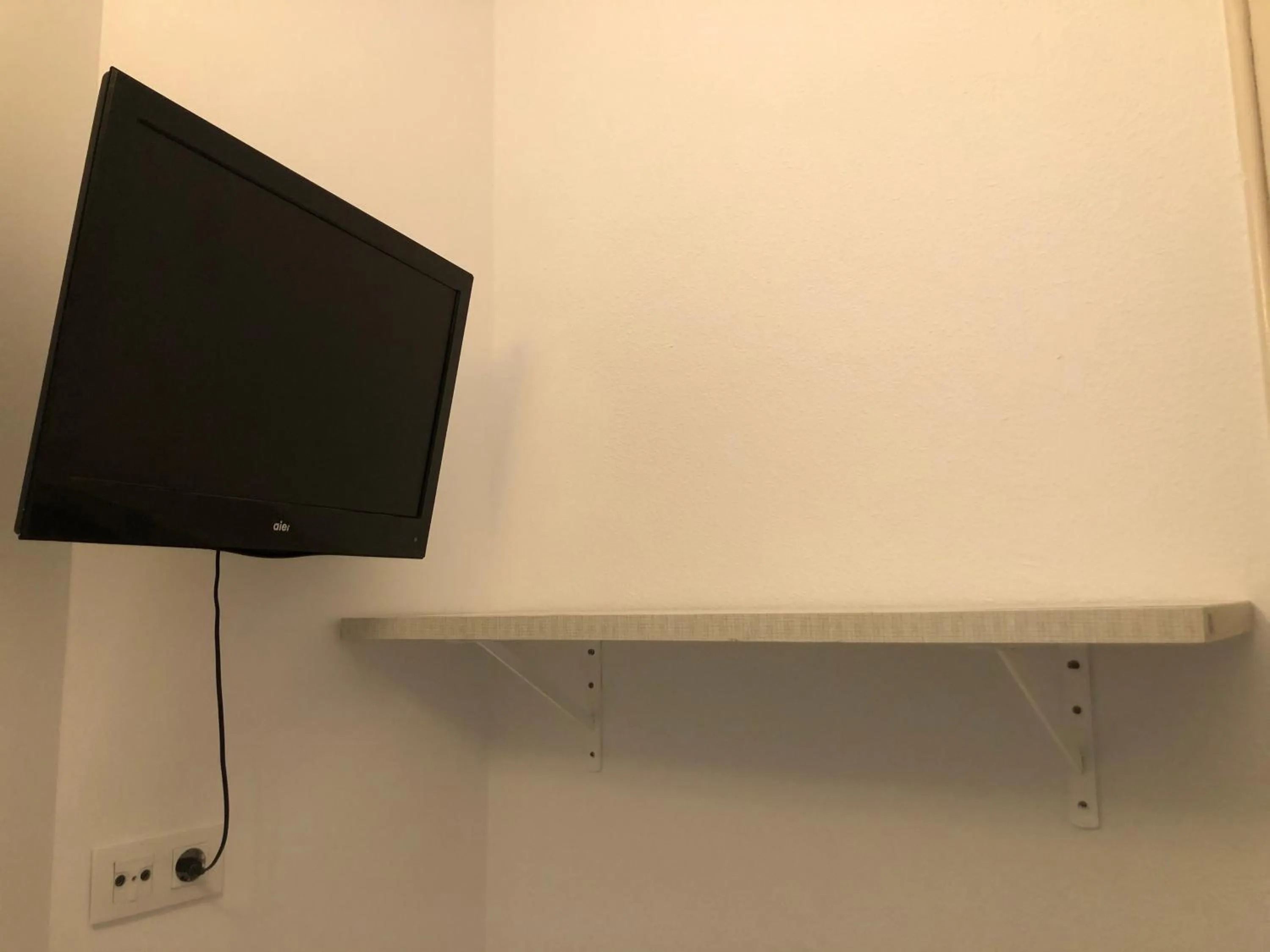 Single Room with Private External Bathroom in Hostalin Barcelona Diputacion