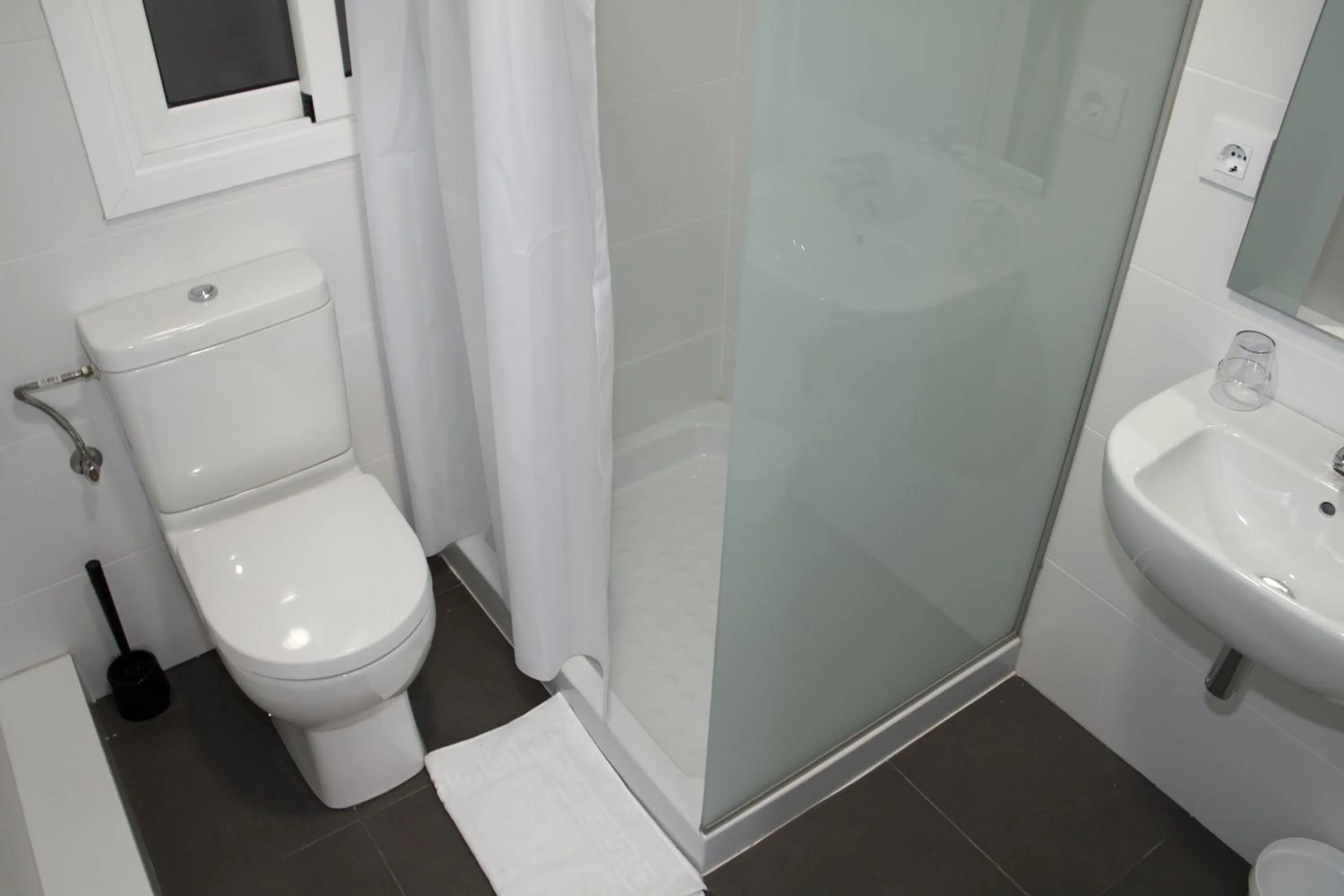 Twin Room with Balcony in Hostalin Barcelona Diputacion