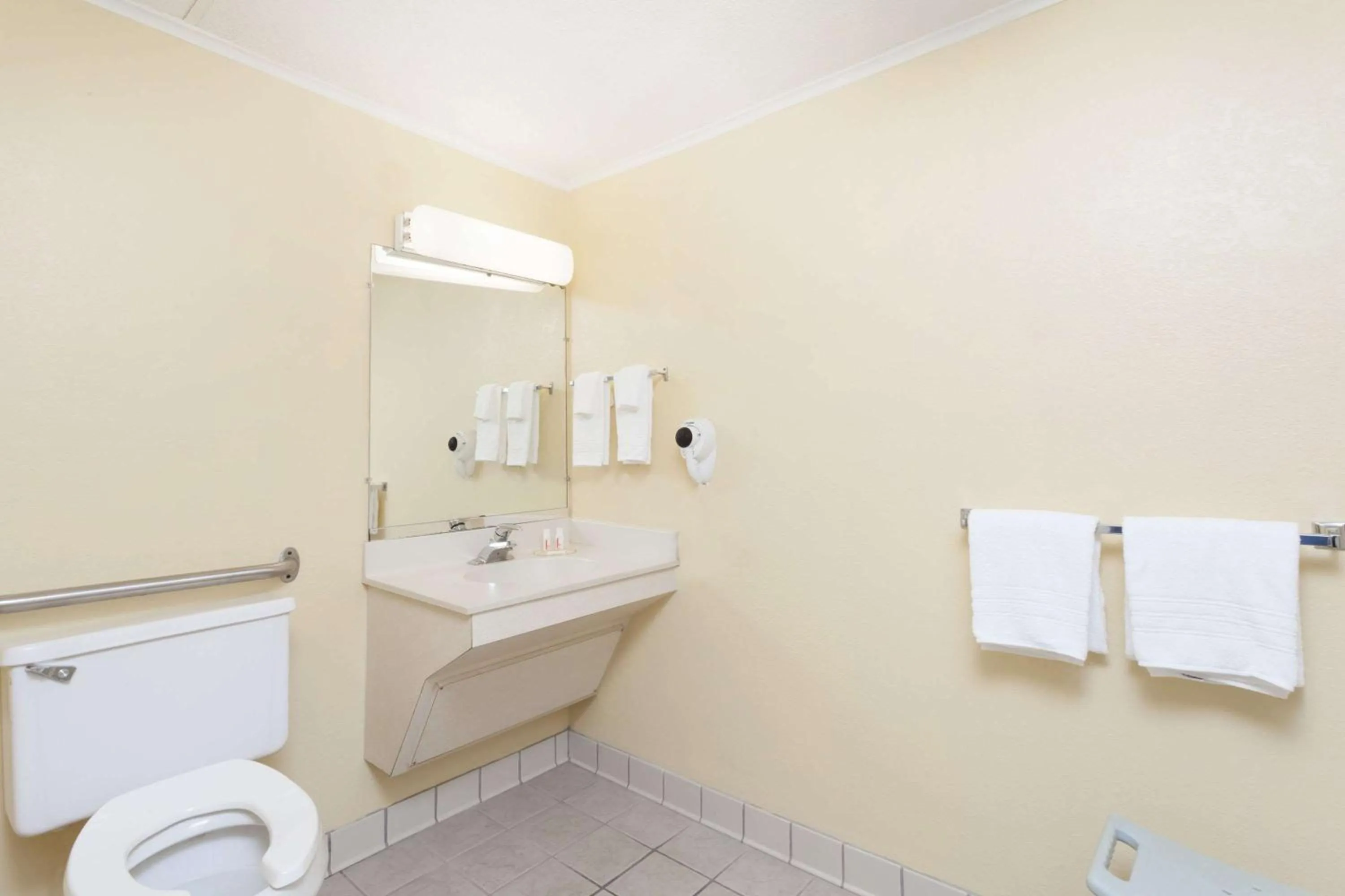Queen Room - Disability Access/Non-Smoking in Days Inn by Wyndham Dover Downtown