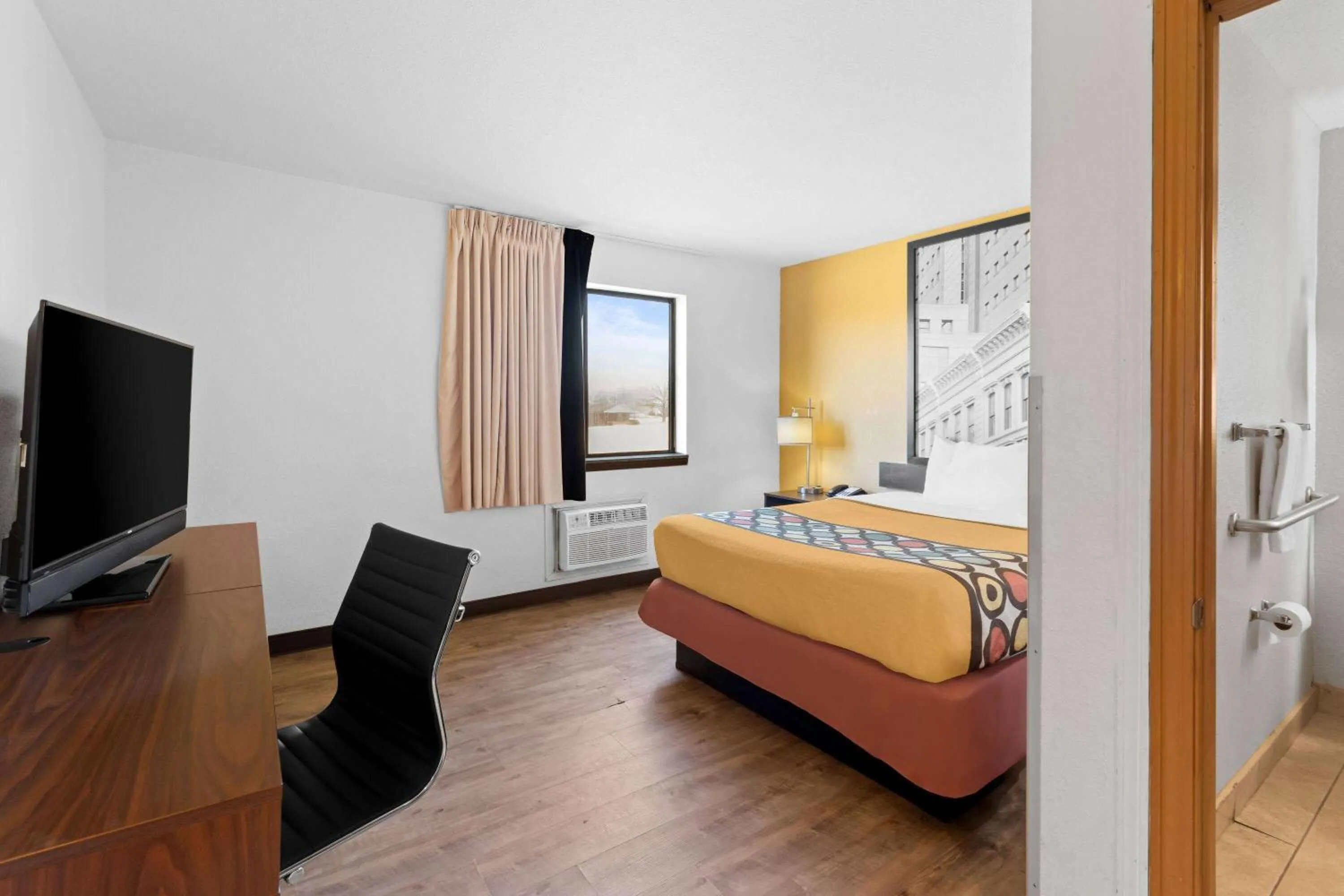 Queen Room - Mobility Access/Non-Smoking in Super 8 by Wyndham Elizabethtown