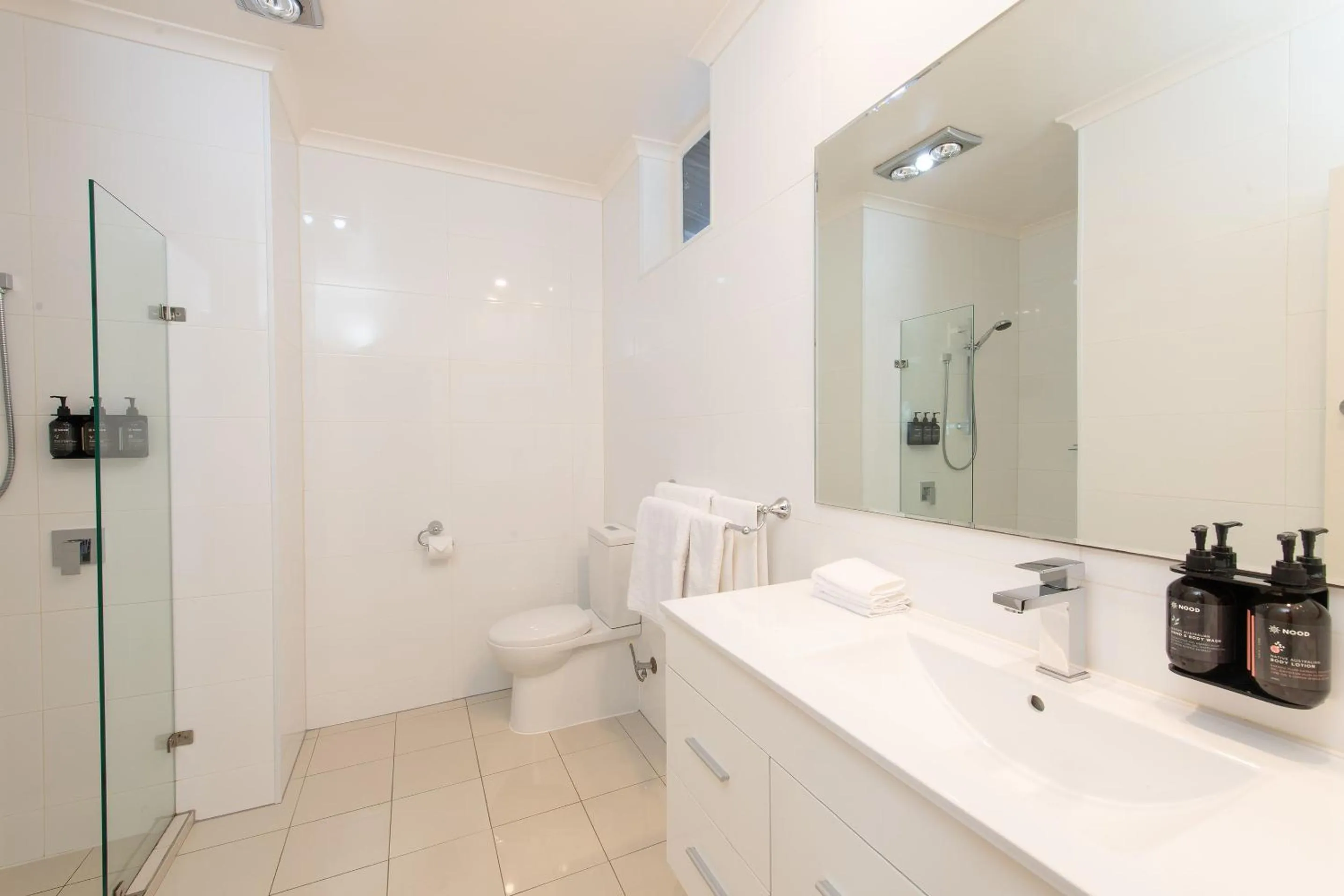 Superior Queen Poolview in Mercure Kangaroo Island Lodge