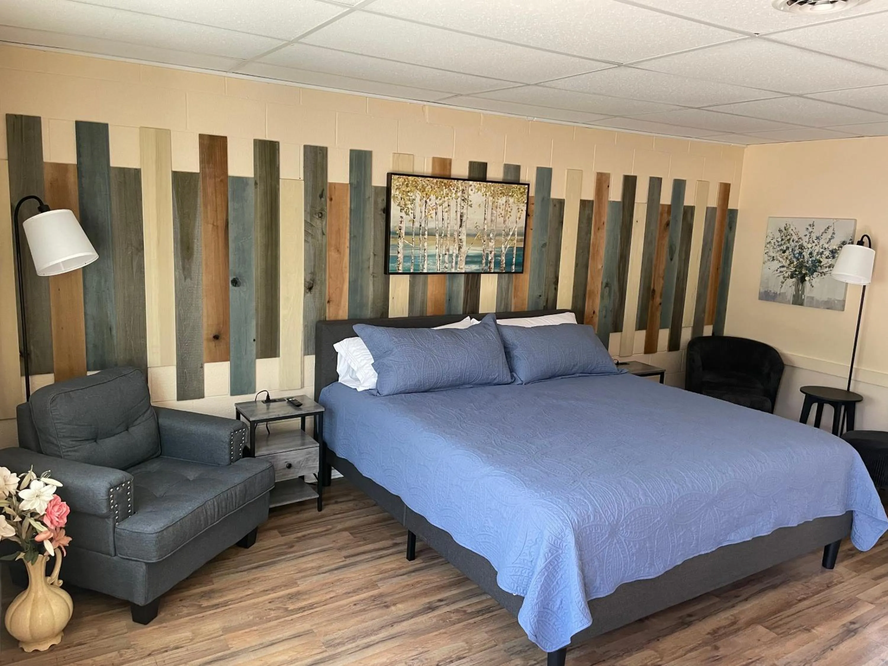 Deluxe King Suite in Riverview Inn