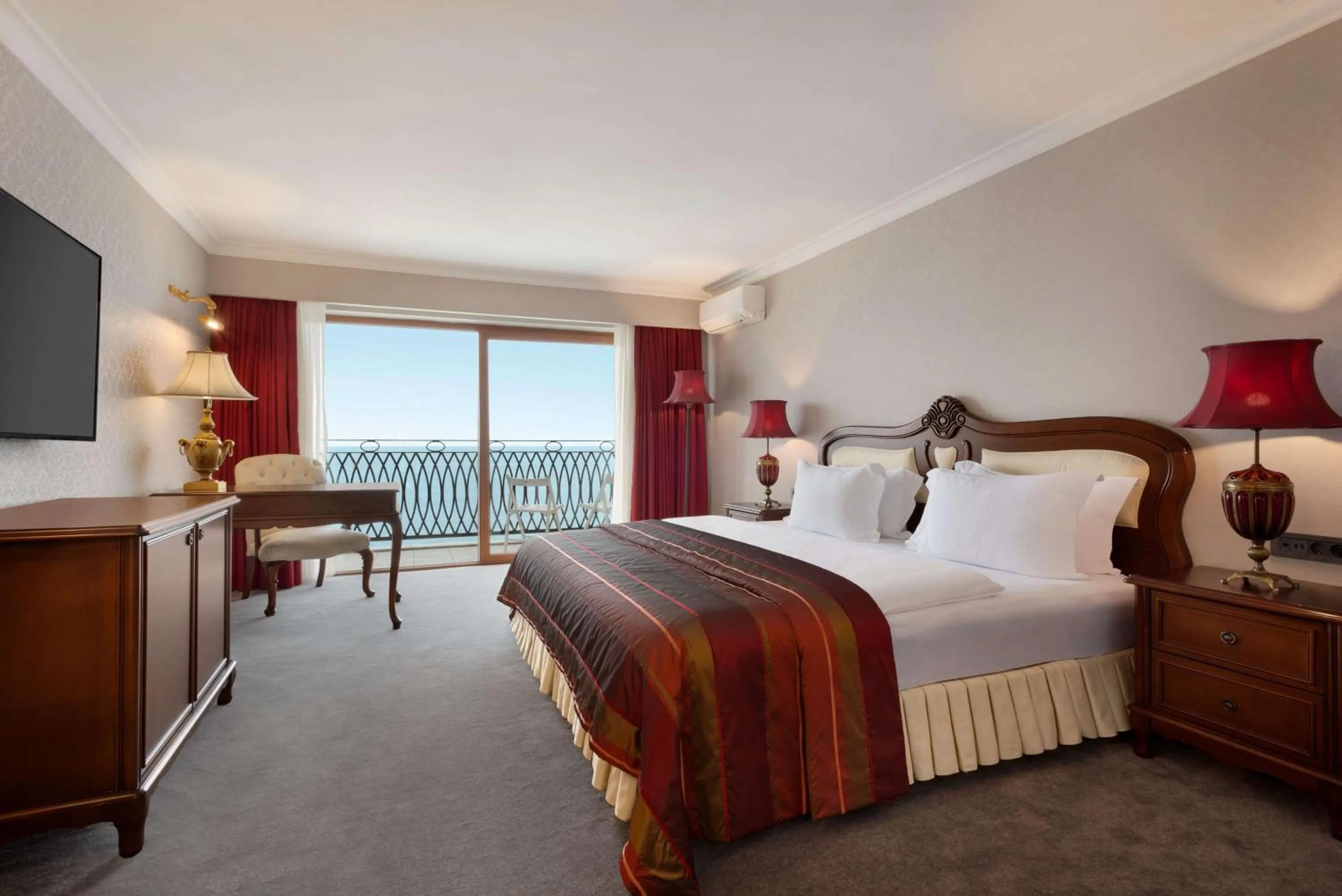 Presidential King Suite with Jacuzzi and Sea View in La Quinta by Wyndham Giresun