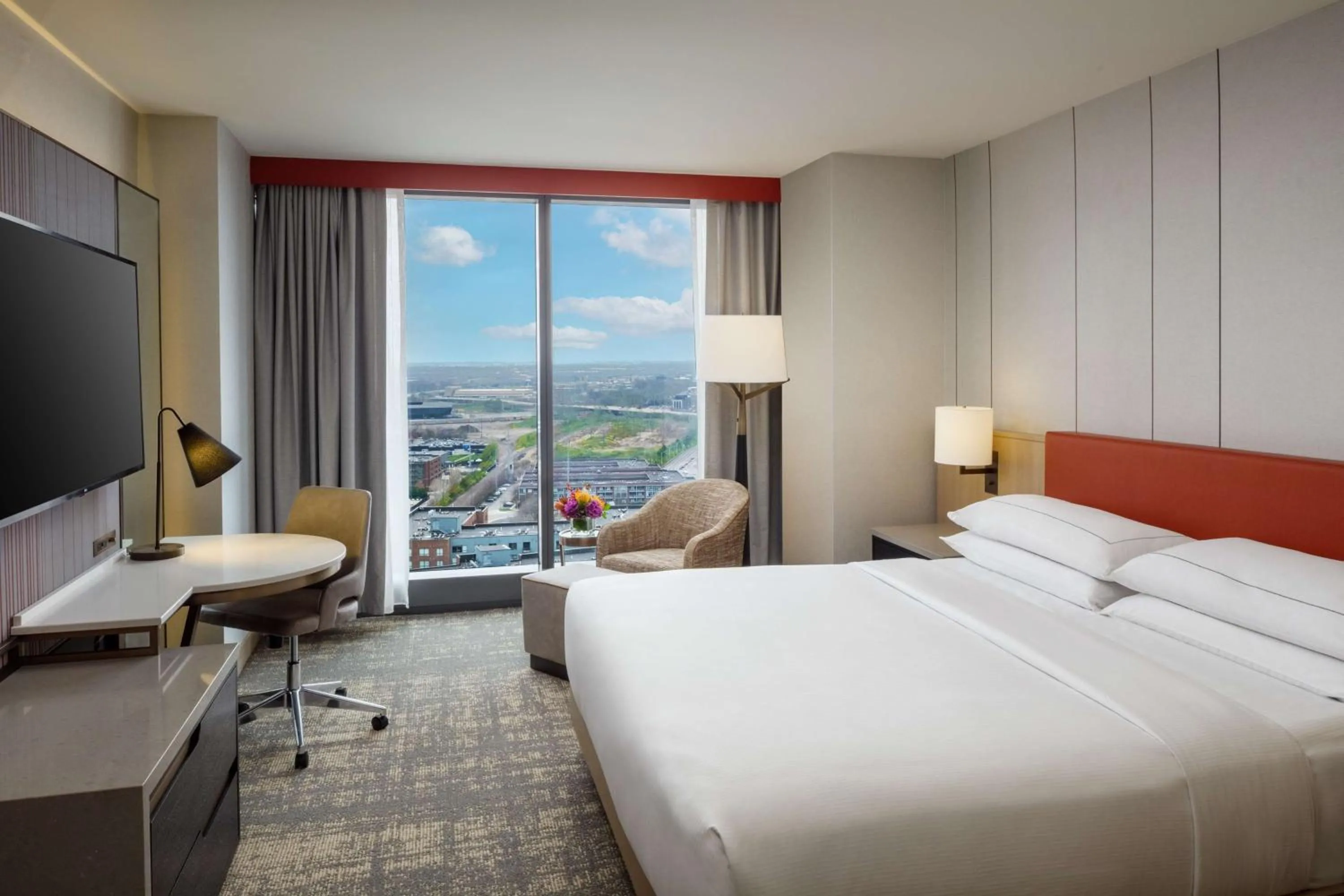 King Room with Roll-In Shower - Mobility Accessible in Hilton Columbus Downtown